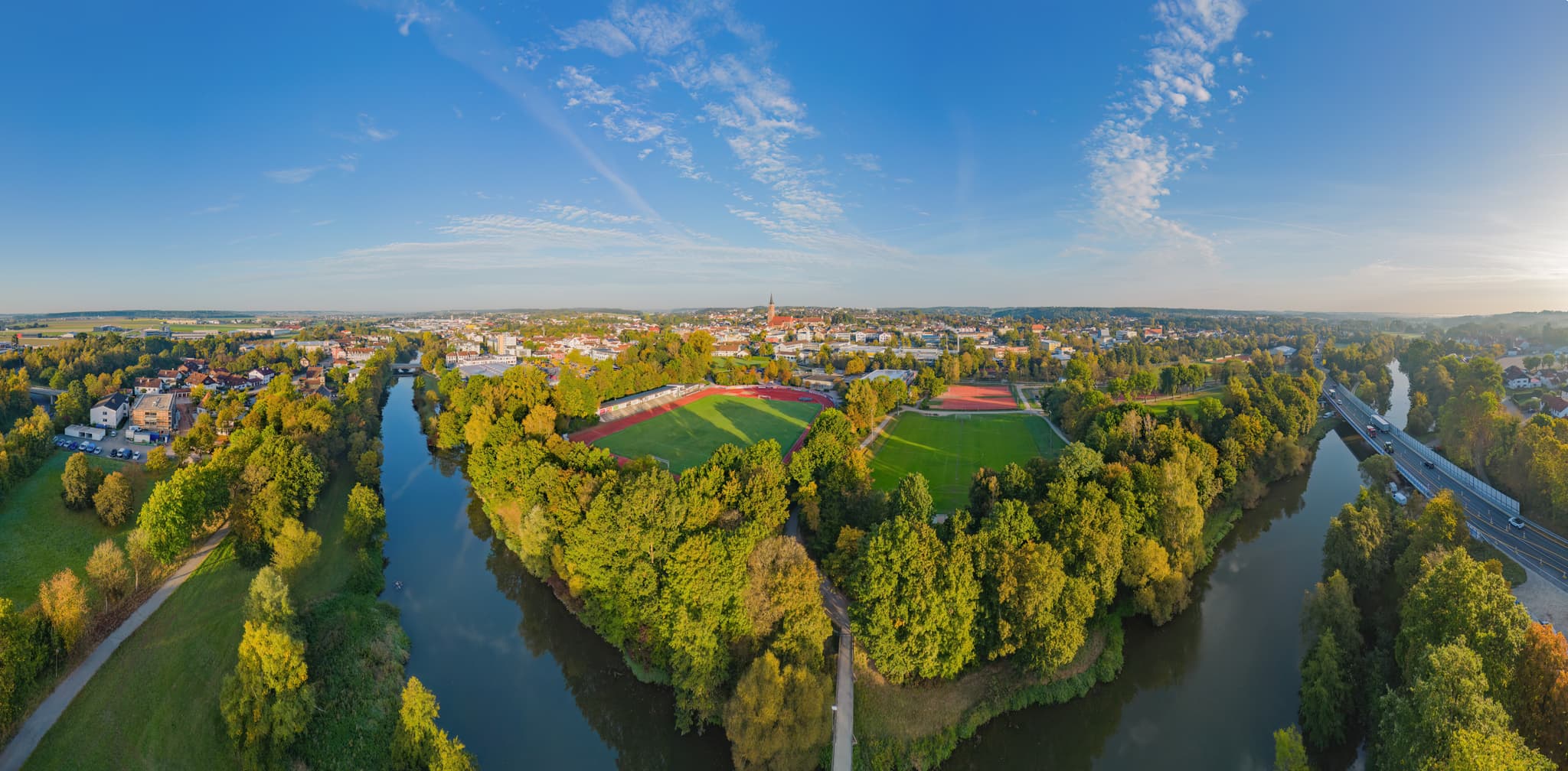 Luftbild der Stadt Eggenfelden im Landkreis Rottal-Inn, Niederbayern, Deutschland. Zeigt Flusslauf, Sportplätze und die weitläufige Stadtlandschaft im Holzland.
