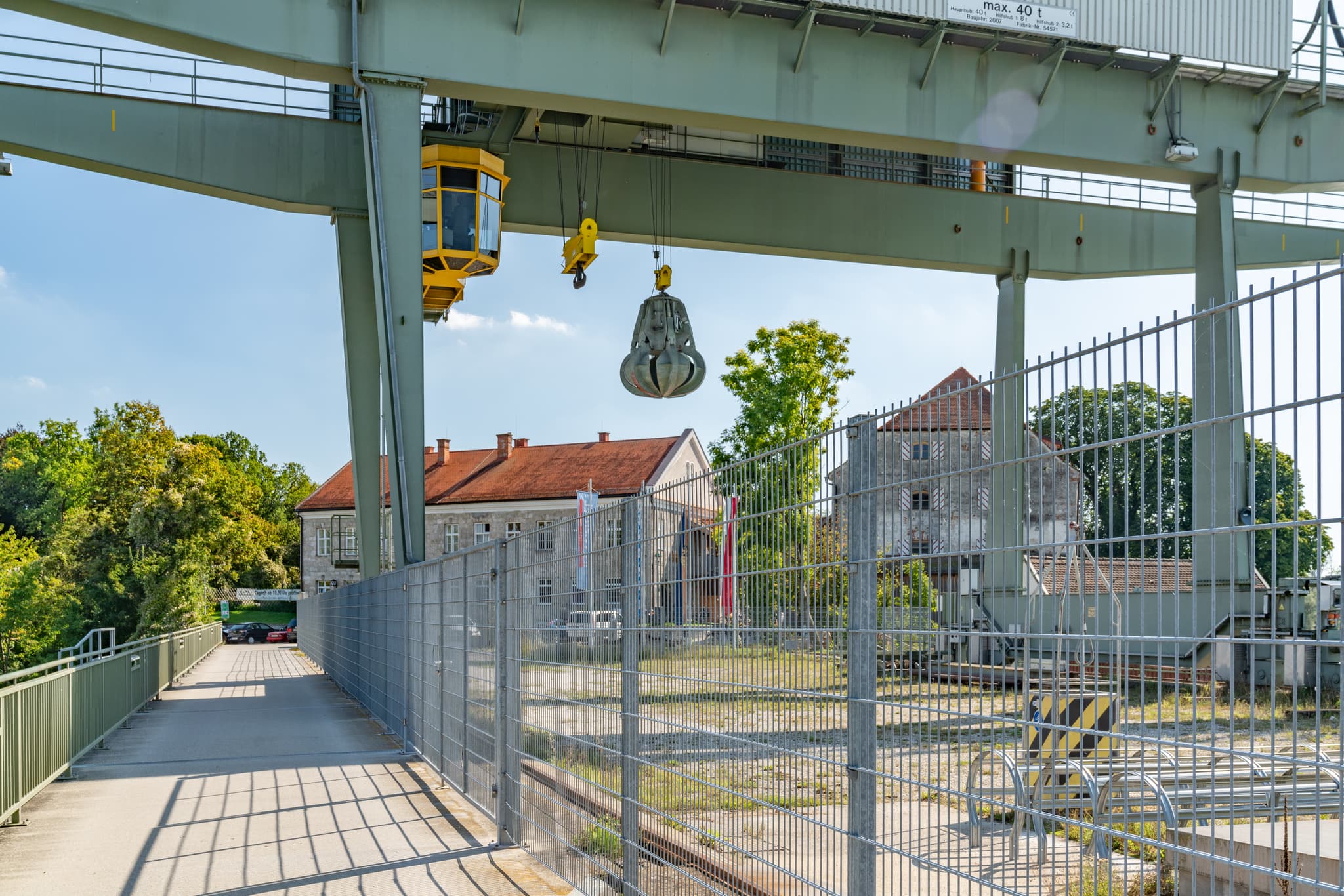 Blick auf das Verbund Innkraftwerk mit Krananlage und Gebäuden in Ering-Frauenstein, Gemeinde Mining, Landkreis Braunau am Inn, Oberösterreich, Innviertel.