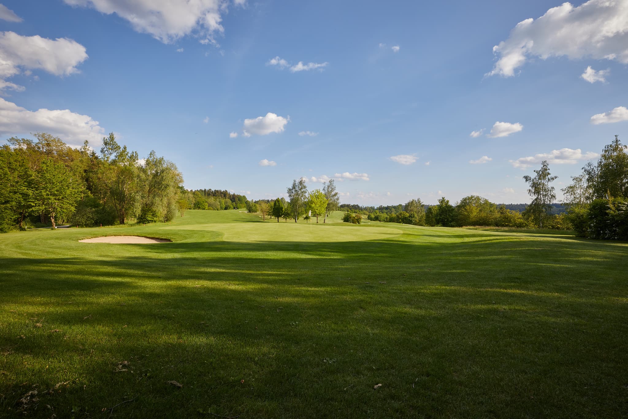 Golfplatzlandschaft in Pleiskirchen, Altötting, Oberbayern, Inn-Salzach, Bayern, Deutschland. Golfplatzes mit Grünflächen und Bäumen.