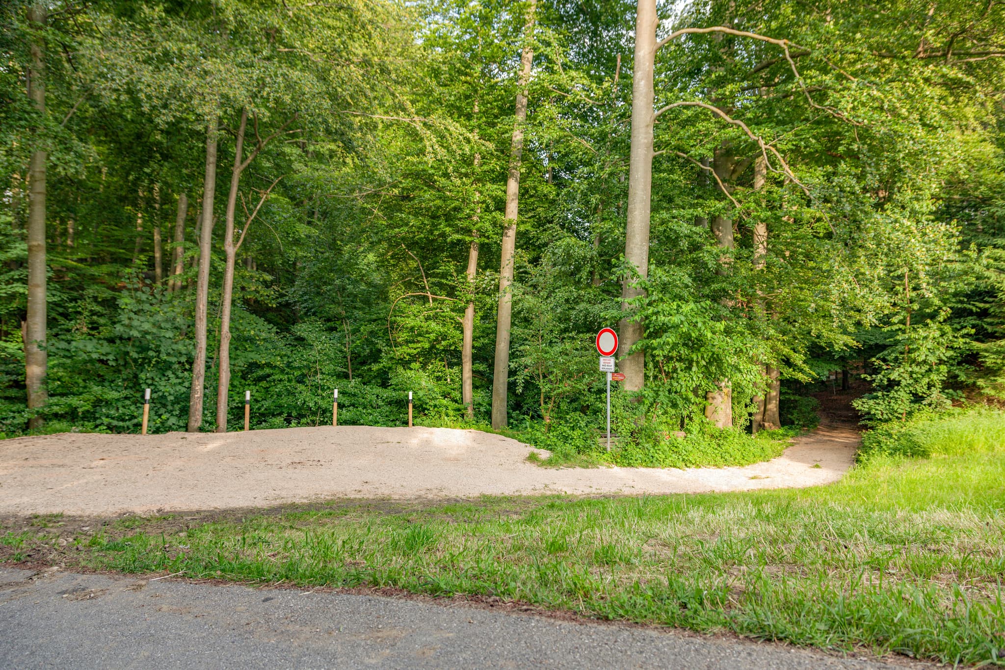 Parkplatz am Waldrand zu den Geologischen Orgeln in Oberschroffen, Gemeinde Unterneukirchen, im Landkreis Altötting, Oberbayern, Region Inn-Salzach, Deutschland