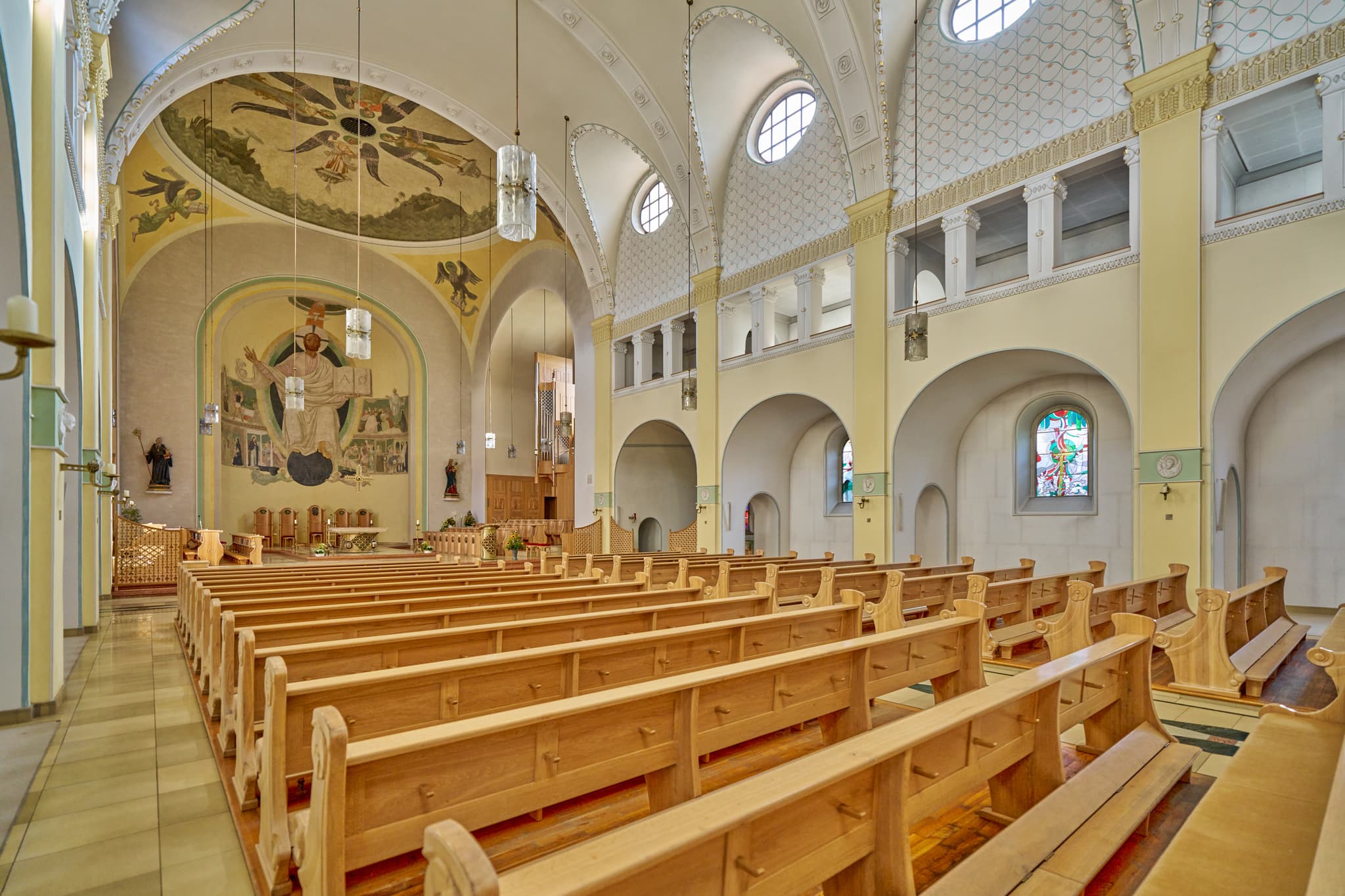 Schweiklberg Abtei Kloster, Vislhofen, Passau, Niederbayern, Bayerischer Wald / Donau-Wald, Deutschland. Innenansicht mit Holzbänken und Deckenmalereien.
