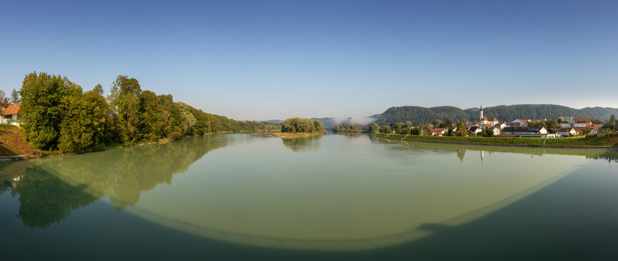 Panorama der Flusslandschaft in Marktl, Landkreis Altötting, Oberbayern, Deutschland. Die Inn-Salzach-Region zeigt Inn, Ufer und Marktl selbst.