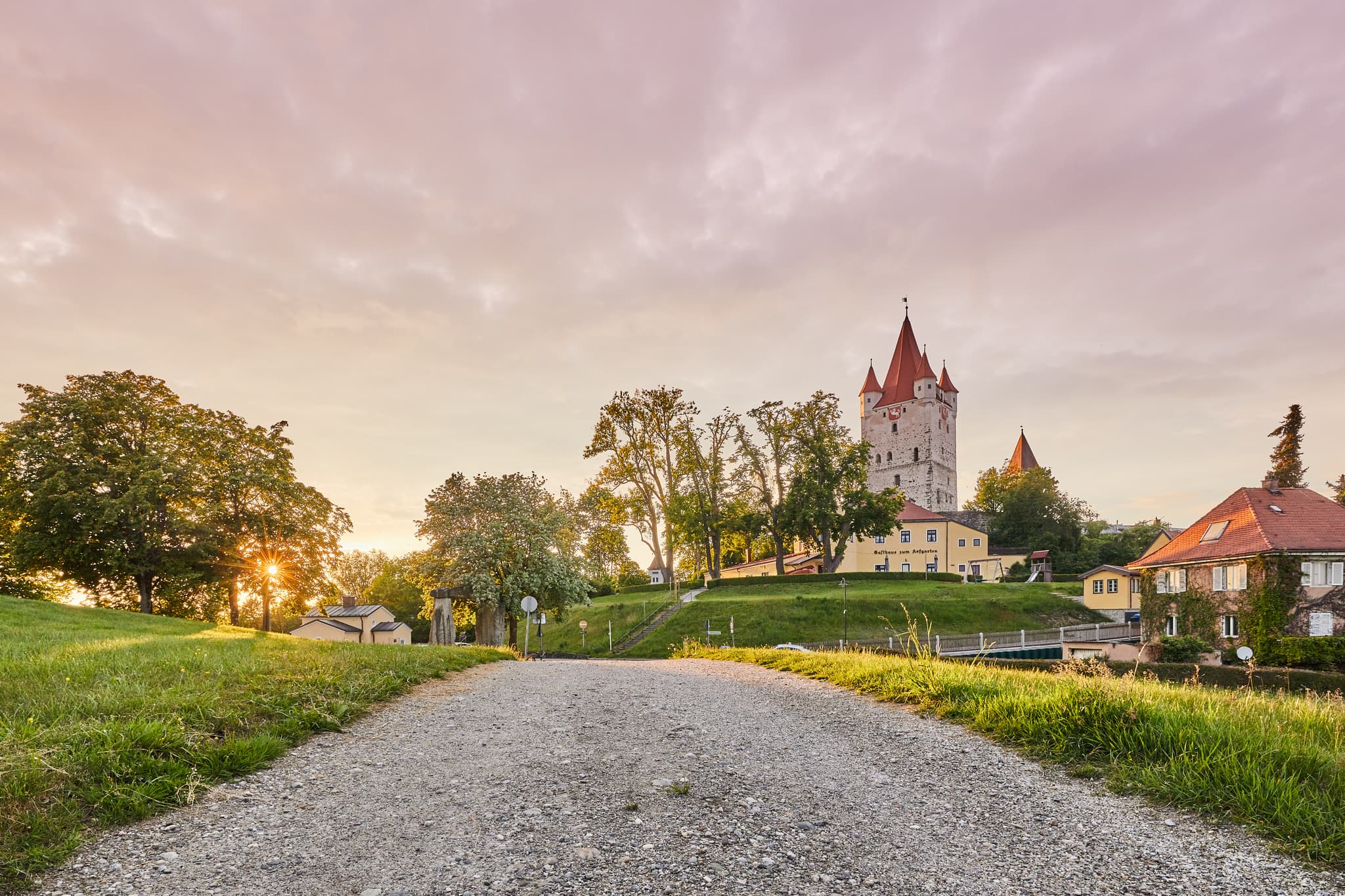 Der historische Schlossturm in Haag, Landkreis Mühldorf am Inn, Oberbayern, Deutschland, ist ein markantes Wahrzeichen der Region Inn-Salzach.