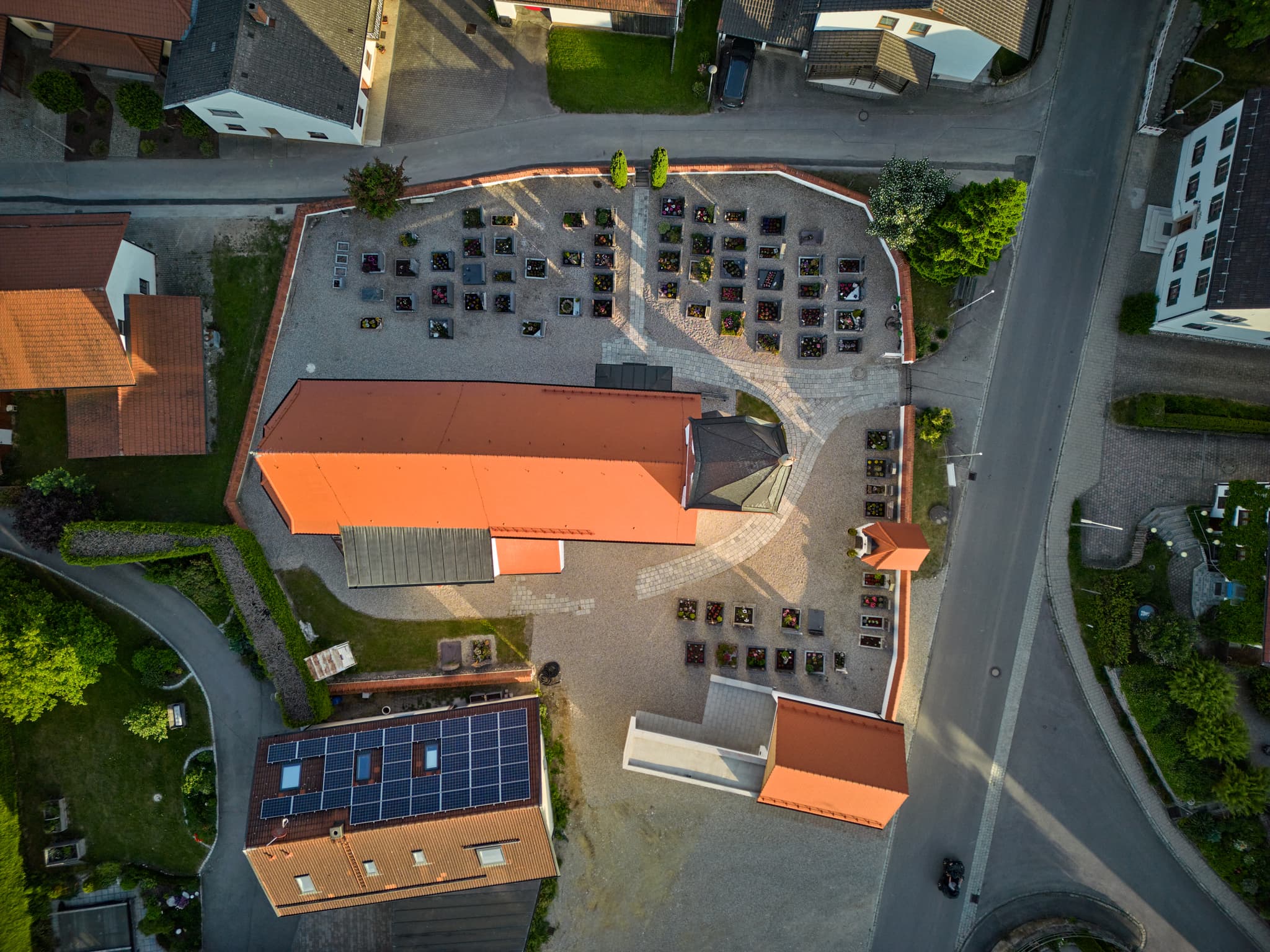 Luftbild der Pfarrkirche St. Georg in Arbing, Gemeinde Reischach, Landkreis Altötting. Die Kirche liegt in Oberbayern, Region Inn-Salzach, Deutschland.