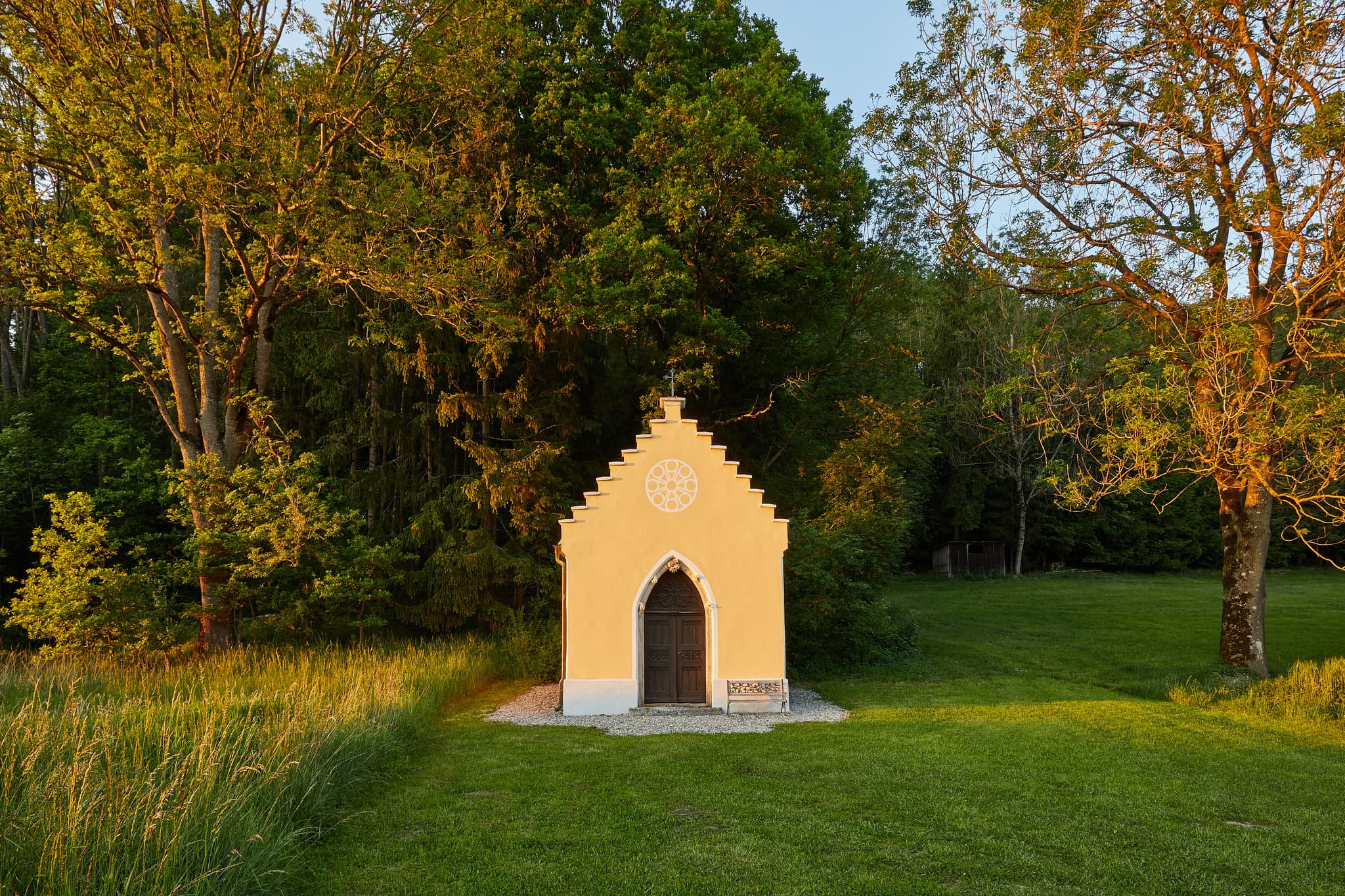 Idyllische Kapelle zwischen Erharting und Schoßbach im Landkreis Mühldorf am Inn, Oberbayern, Region Inn-Salzach, Deutschland.