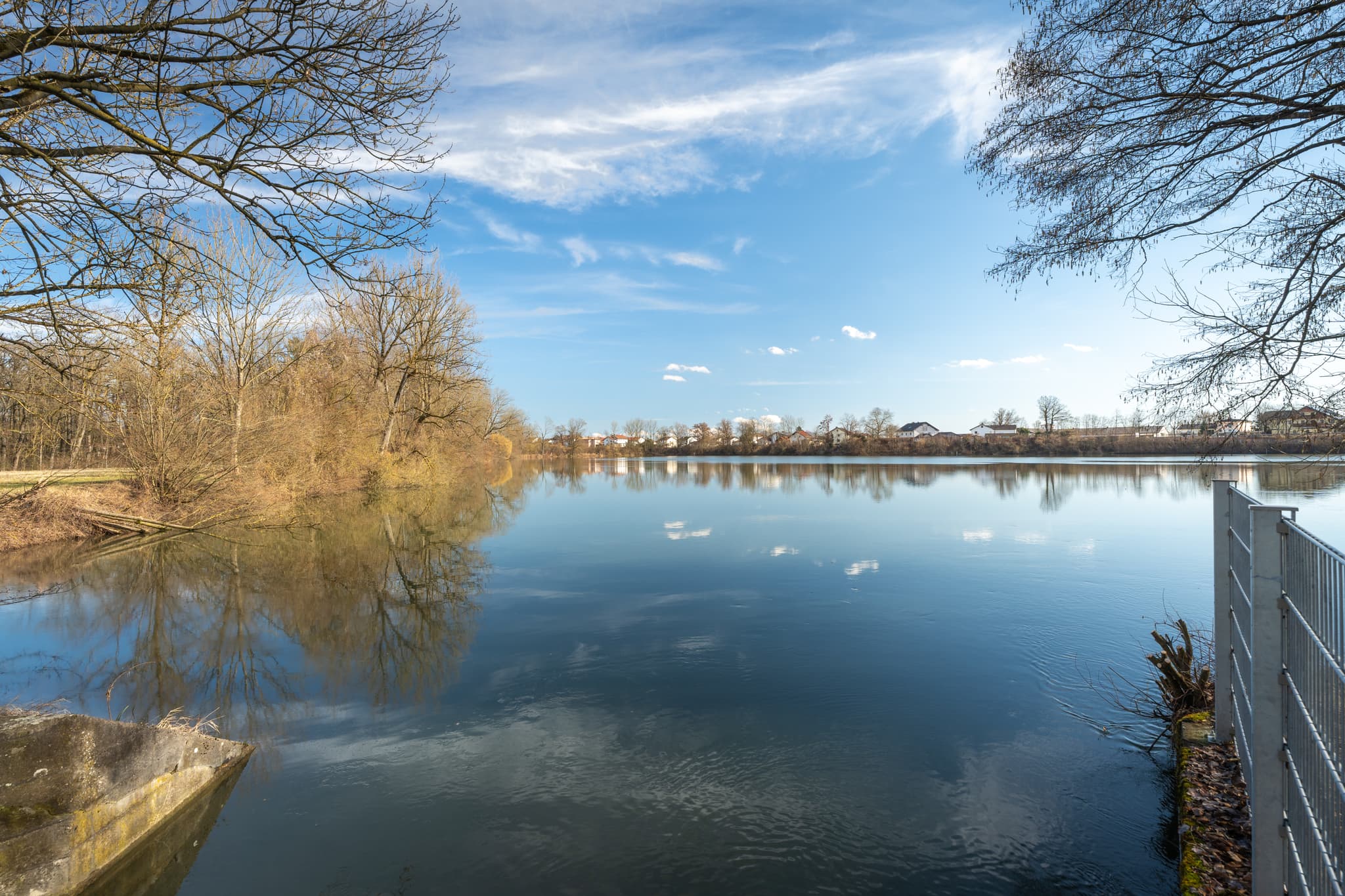 Isen-Stausee in Winhöring, Altötting, Oberbayern, Deutschland. Ruhiges Gewässer in der Inn-Salzach Region mit Bäumen und Wasserspiegelungen. Landschaftsaufnahme