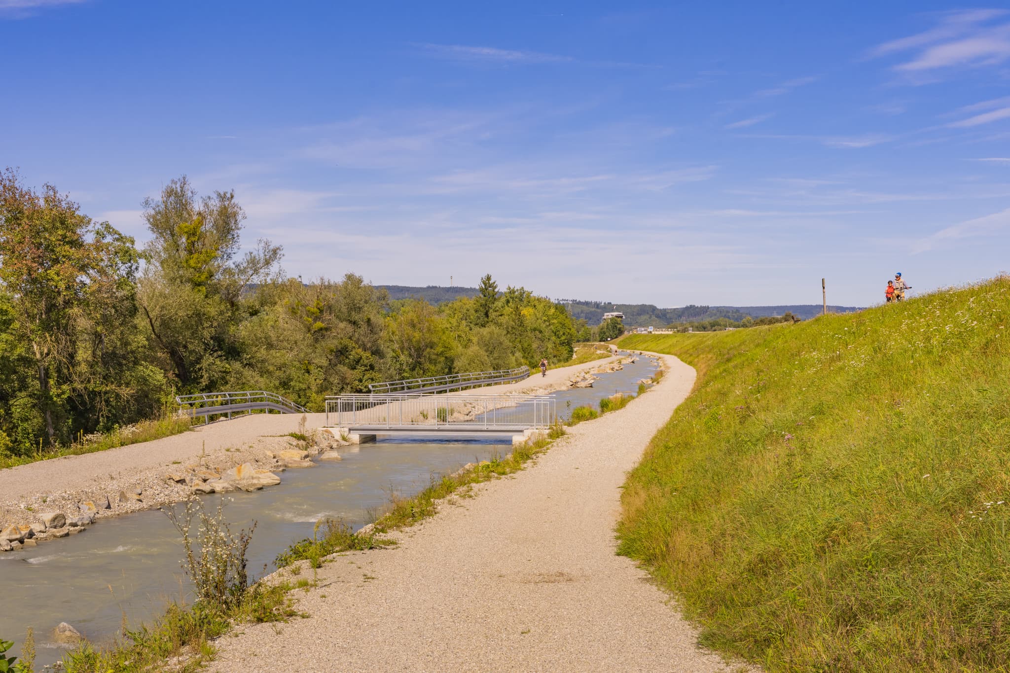 Flusslandschaft in Kirchdorf am Inn, Landkreis Rottal-Inn, Niederbayern. Die Fischwanderhilfe am Inn und der Inn-Radweg zeigen das Bäderdreieck in Deutschland.