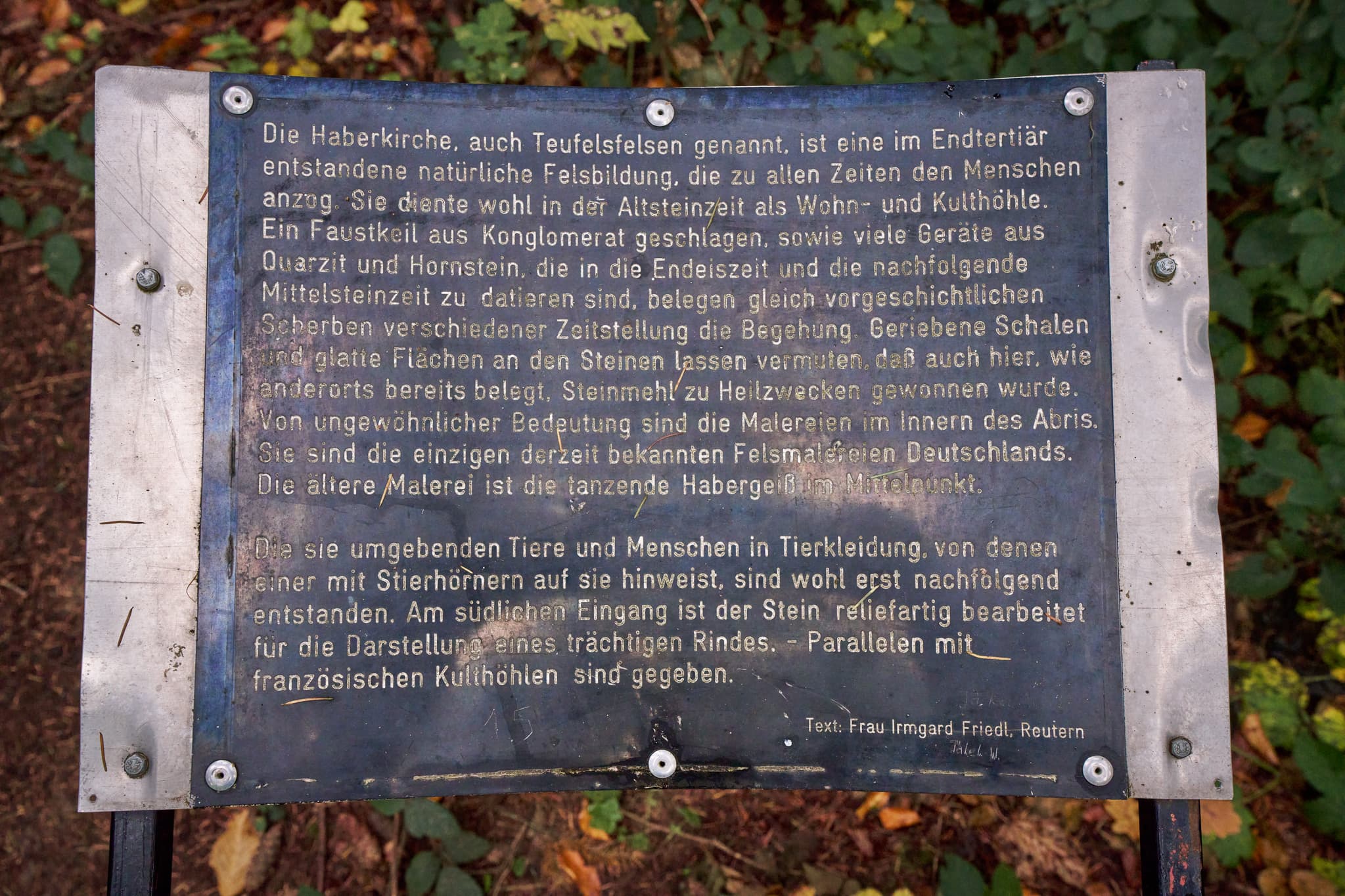 Haberkirche (Teufelsfelsen) in Bad Griesbach, Landkreis Passau, Niederbayern, Felsmalereien im Inneren des Abris sind sichtbar.