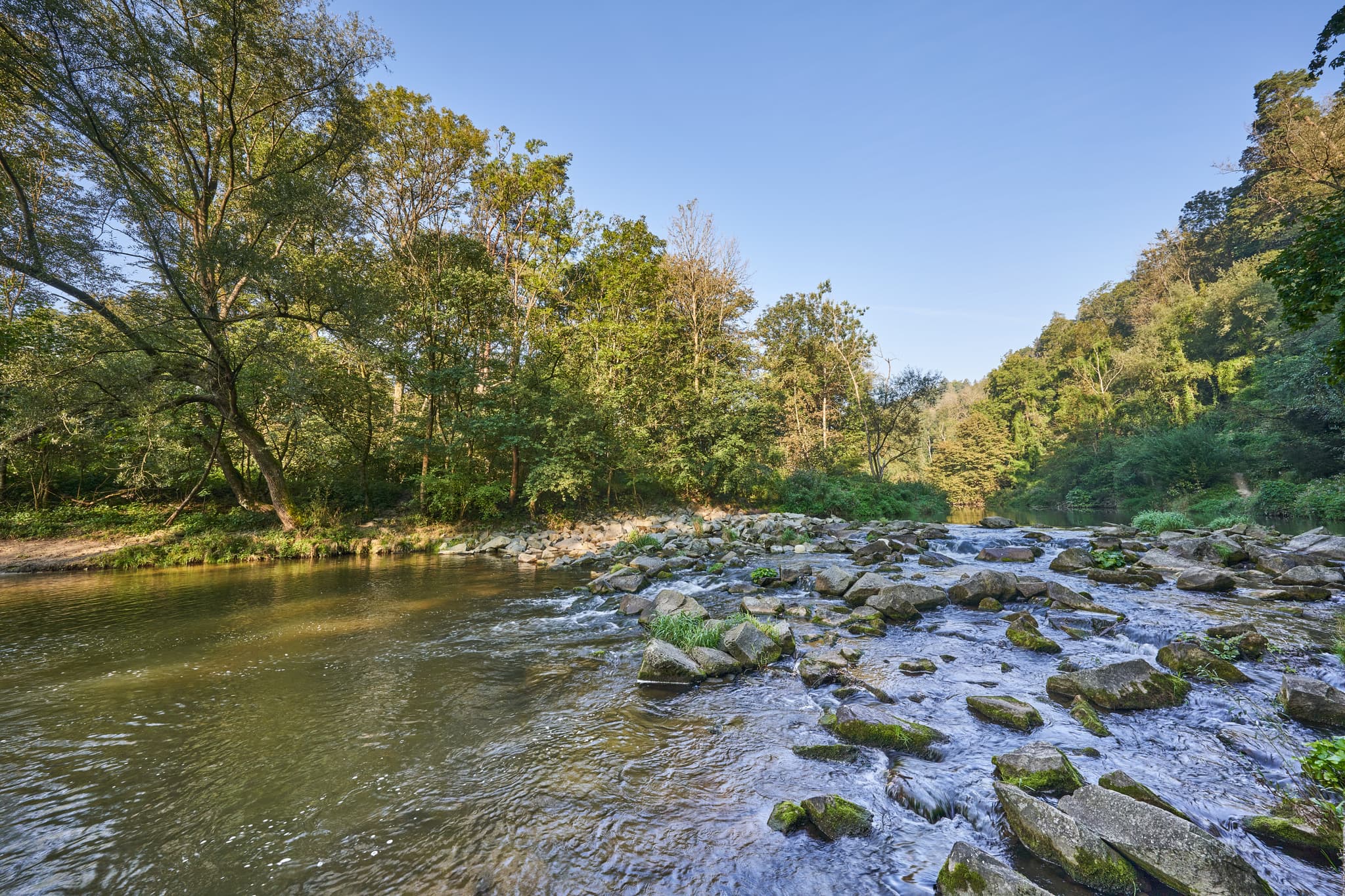Isen Stromschnelle bei Steinhöring, Gemeinde Winhöring, im Landkreis Altötting, Oberbayern, Region Inn-Salzach, Deutschland. Steinige Flusslandschaft.