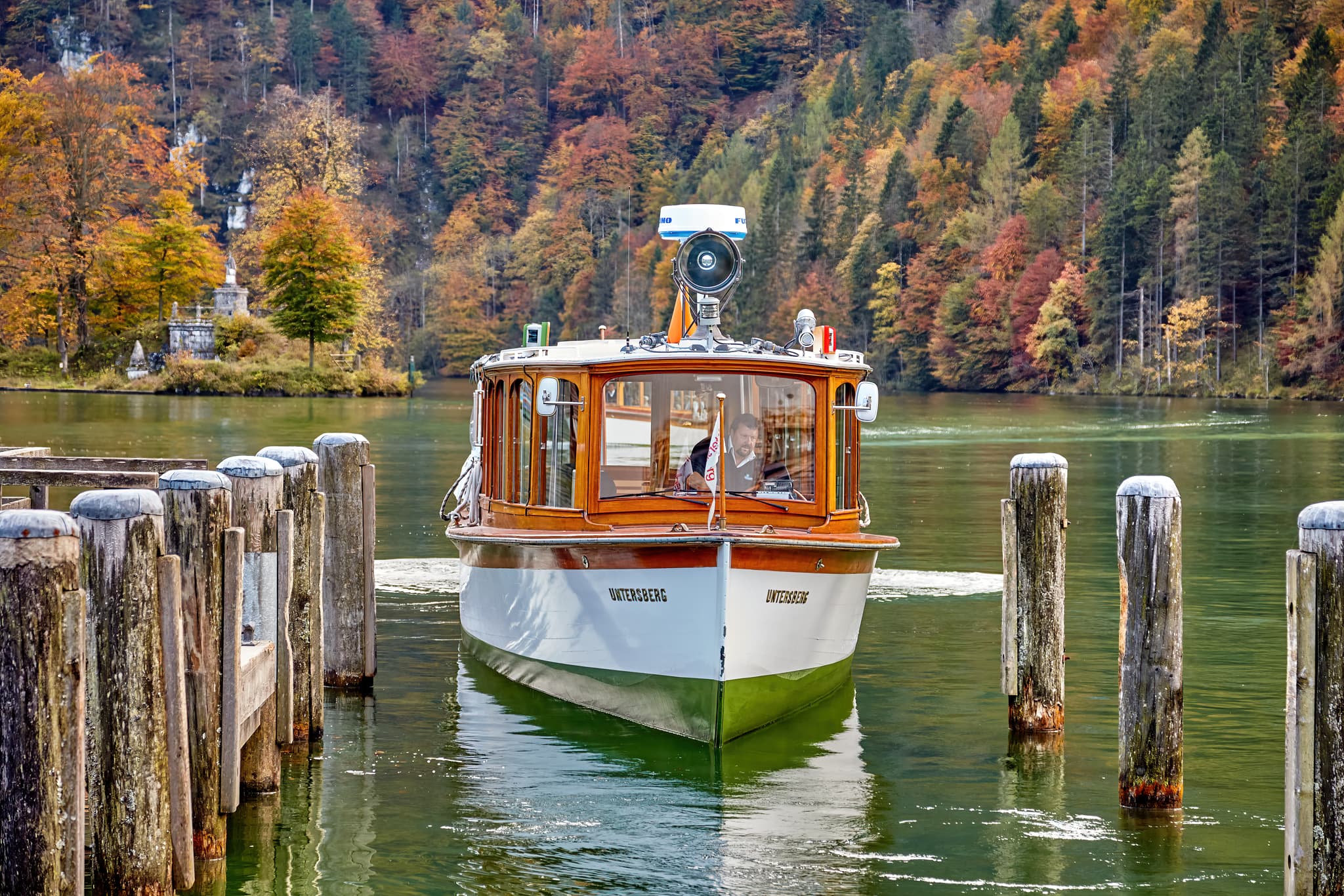 Königssee Anlegestelle in Schönau, Berchtesgadener Land, Oberbayern, Deutschland. Ein Schiff am Steg im Herbst, Berchtesgadener Land