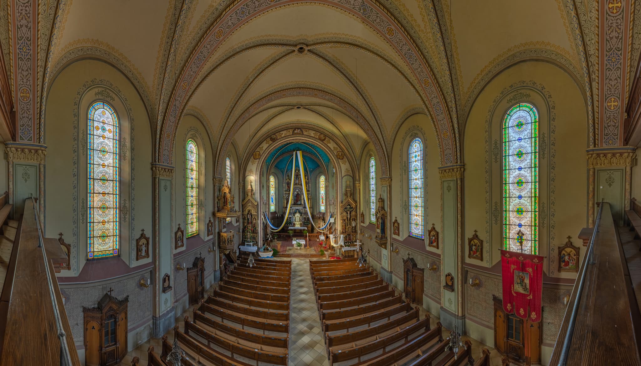 Panorama-Aufnahme der Kirche St. Martin Innen in Halsbach, Landkreis Altötting, Oberbayern, Region Inn-Salzach, Deutschland. Beeindruckende Architektur.