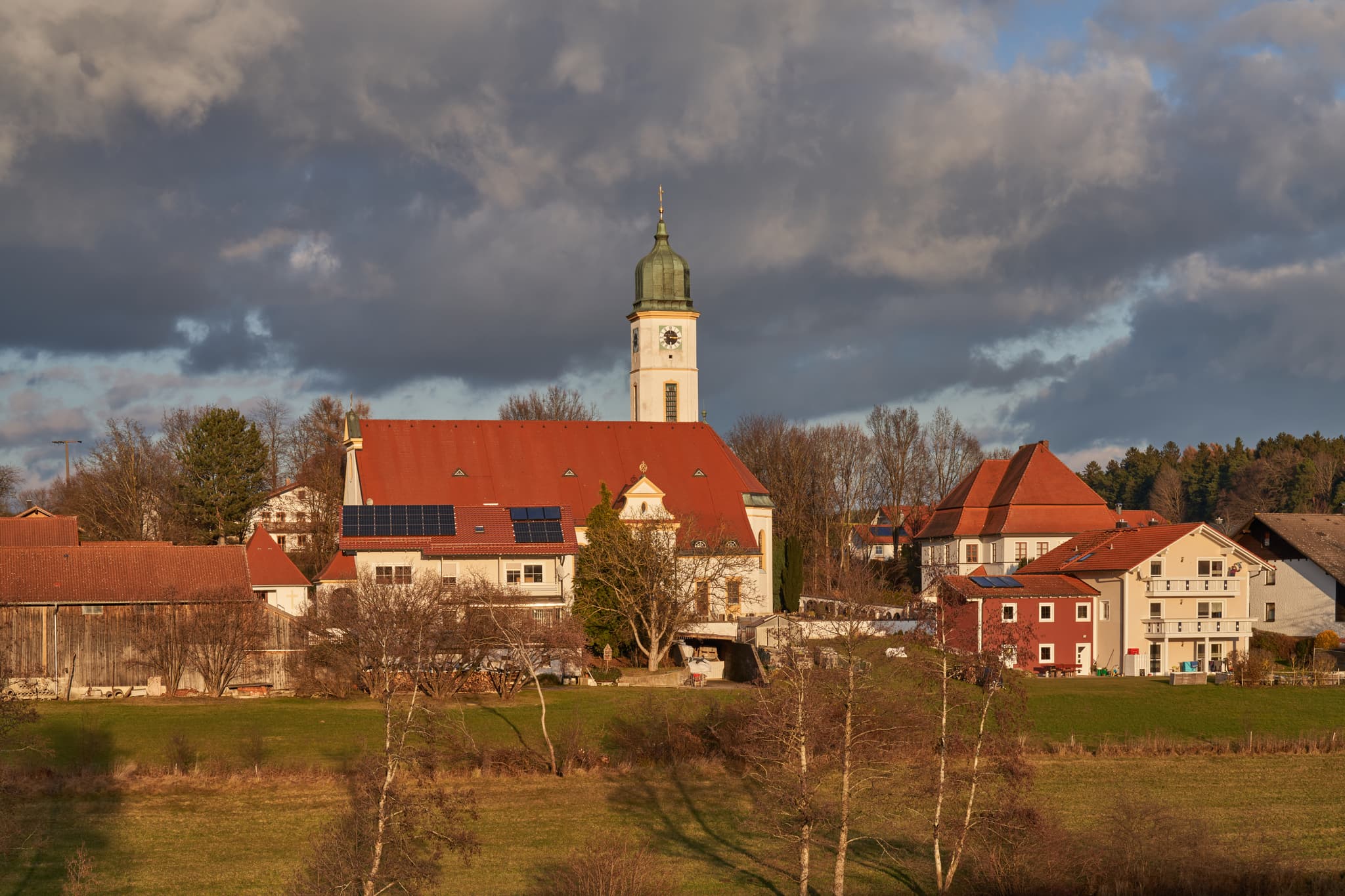 Pfarrkirche St. Maria Patrona Bavariae in Ulbering, Wittibreut, Rottal-Inn, Niederbayern, Deutschland. Ländliche Szene im Bäderdreieck mit Kirche.