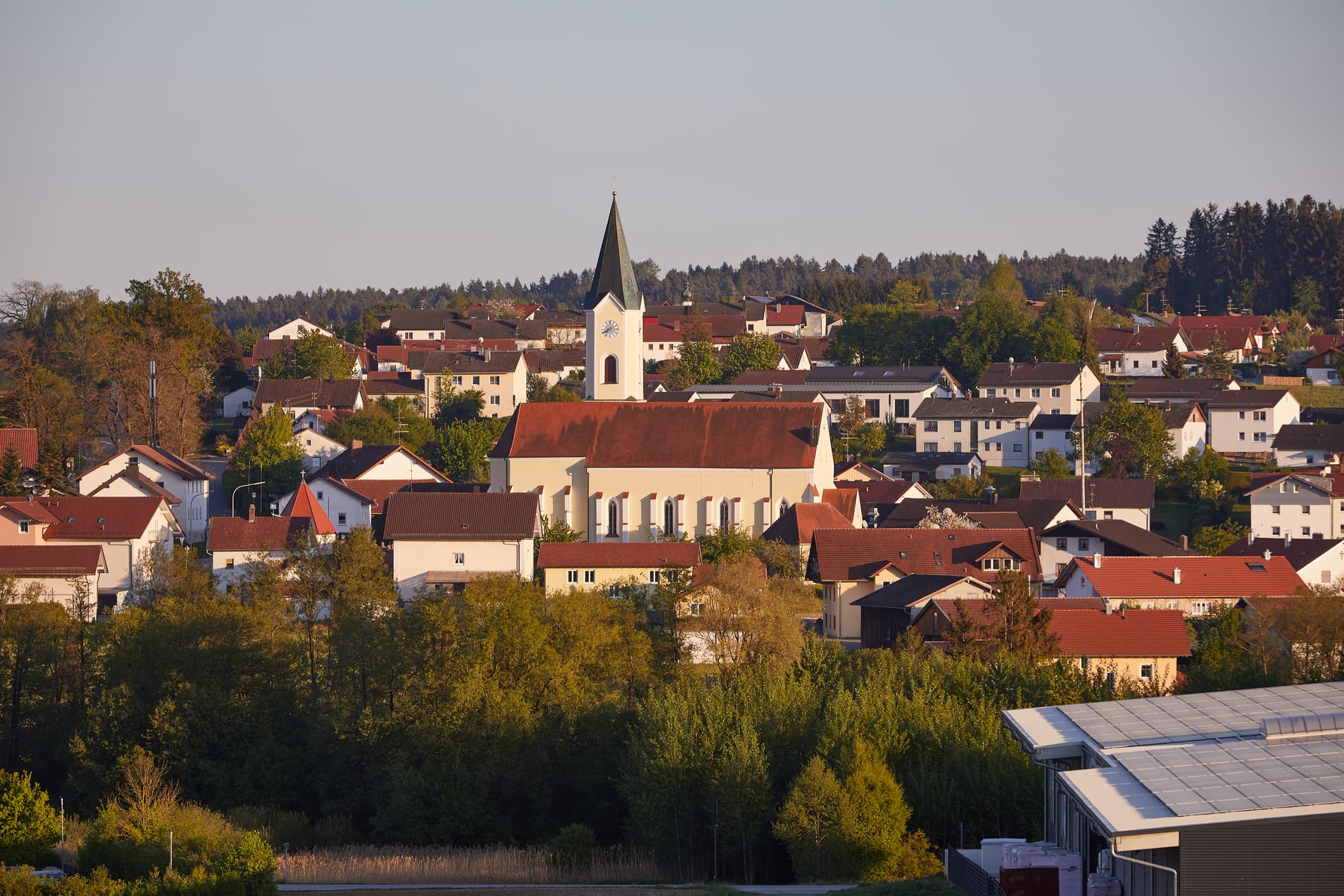 Ortsansicht von Mitterskirchen in Niederbayern, Deutschland. Wunderschöner Blick auf die Kirche und den Ort.