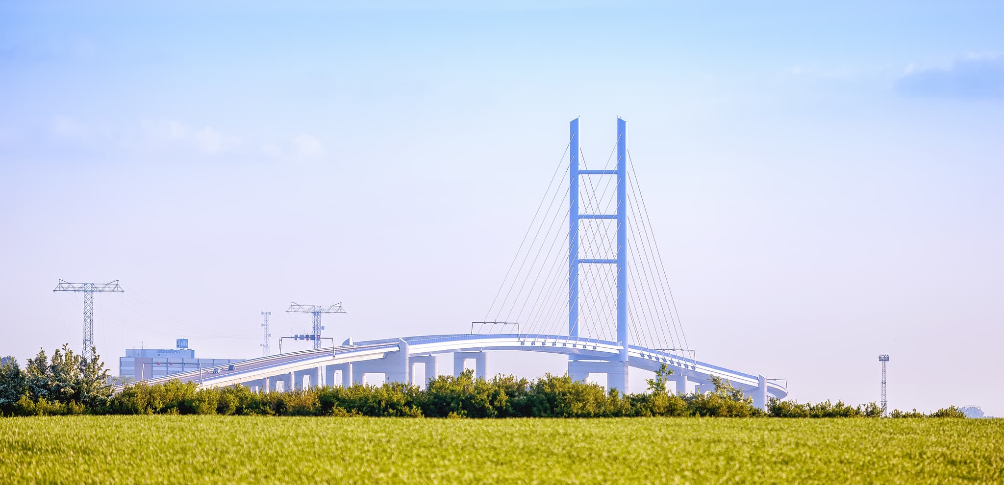 Die Rügenbrücke, auch Stralsundquerung, liegt bei Rügen im Landkreis Vorpommern-Rügen, Mecklenburg-Vorpommern. Prägnantes Bauwerk der Ostseeküste, Deutschland.
