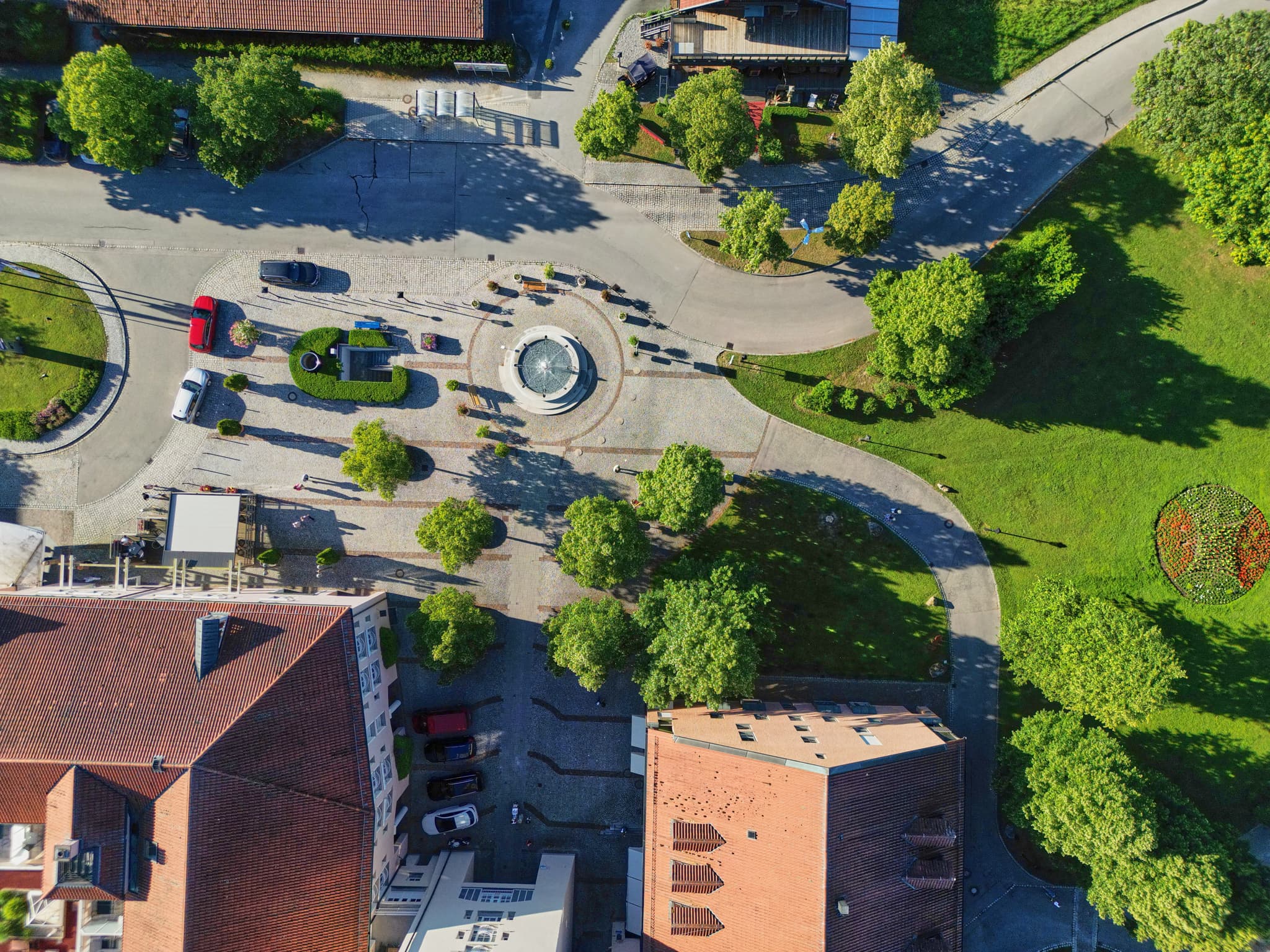 Luftbild des Therme Kurplatz Brunnen am Brunnenplatzl in Bad Griesbach im Landkreis Passau, Niederbayern. Einladende Ansicht des Bäderdreiecks.