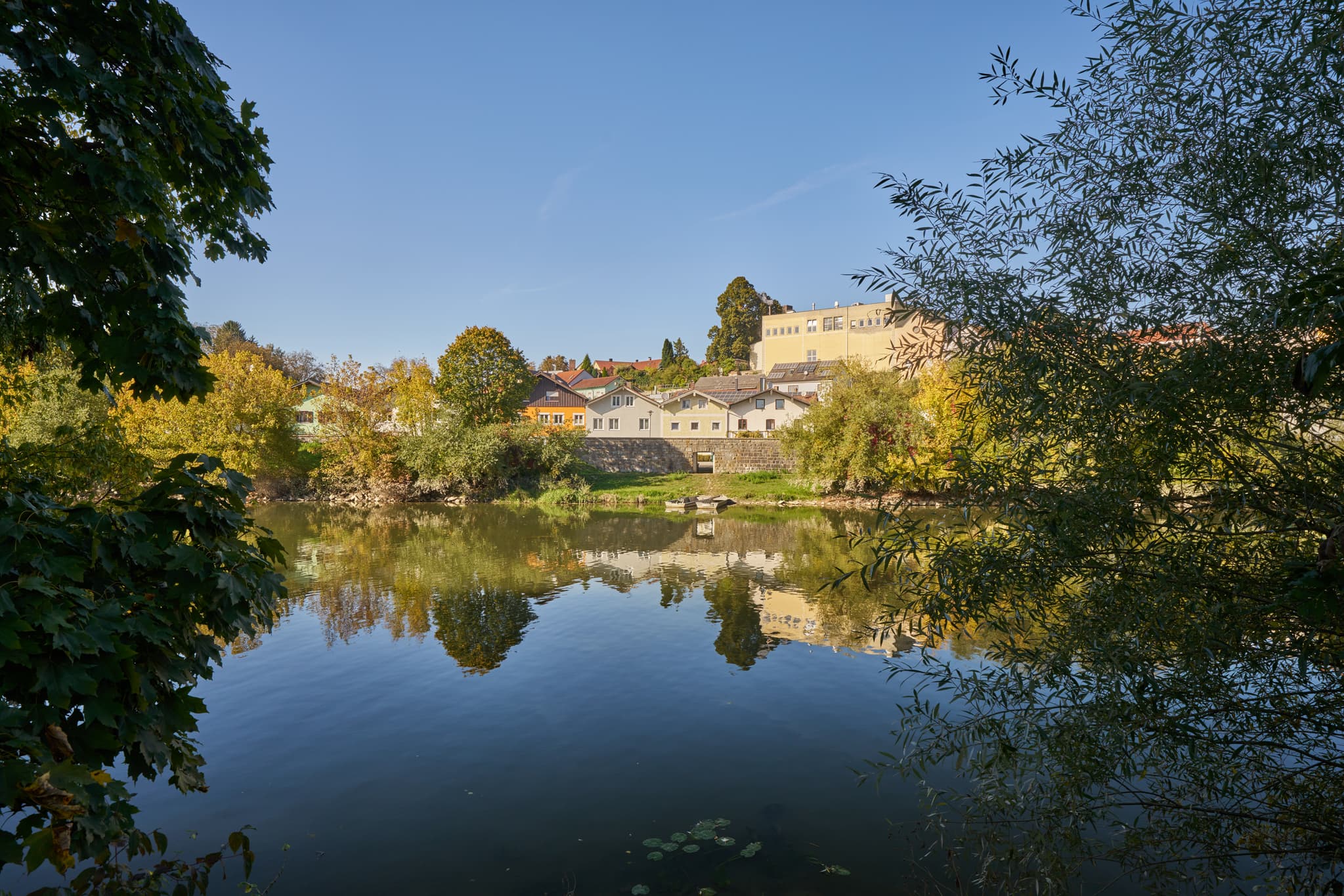 Stadtansicht Vilshofen an der Vils, Landkreis Passau, Niederbayern. Fluss Vils mit Spiegelungen von Gebäuden und Bäumen. Szene im Donau-Wald, Deutschland.