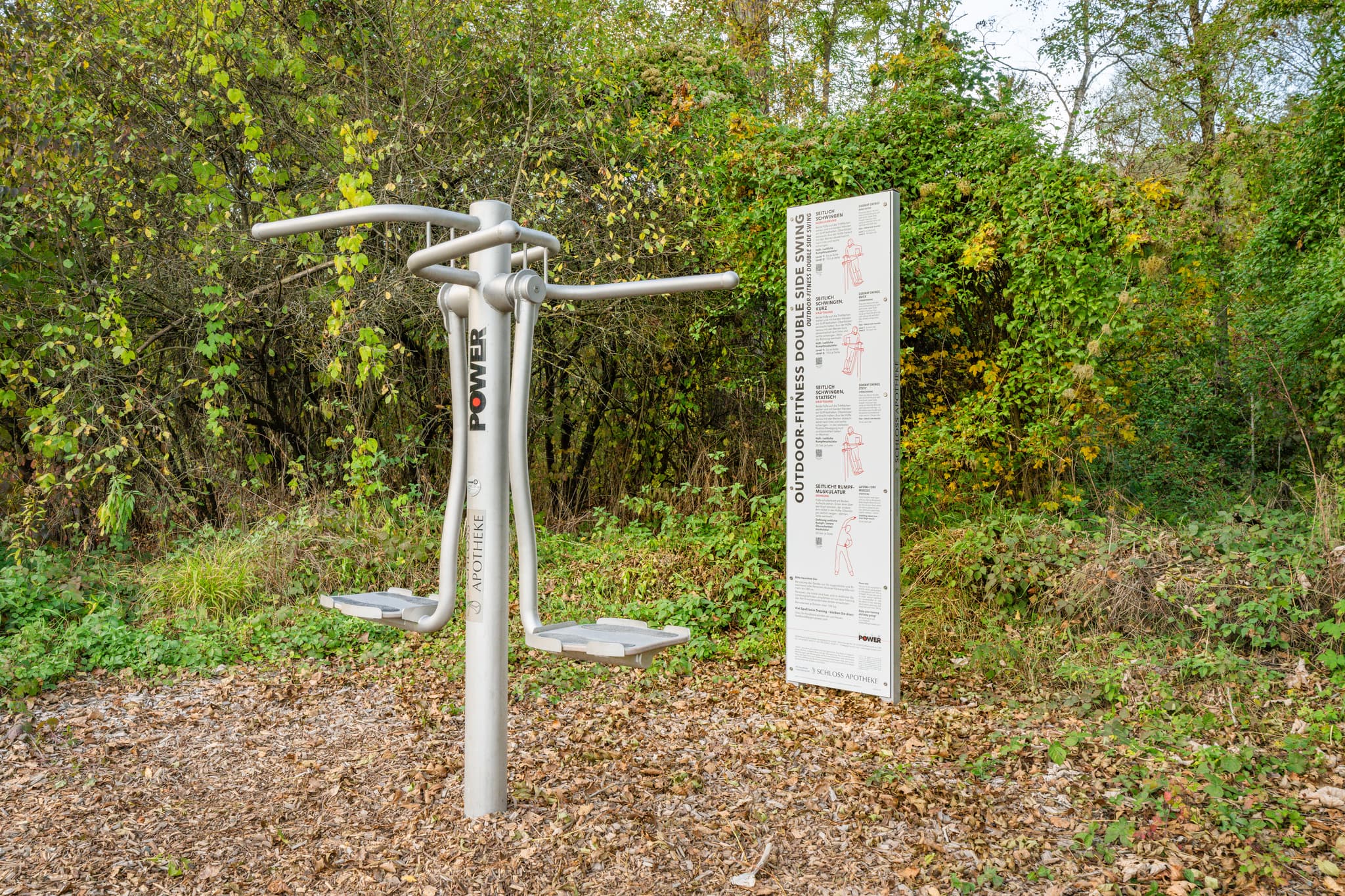 Ein Outdoor-Fitnessgerät auf dem Trimm-dich-Pfad in Winhöring, Altötting, Oberbayern, Deutschland. Natürlichen Umgebung im Inn-Salzach-Gebiet.