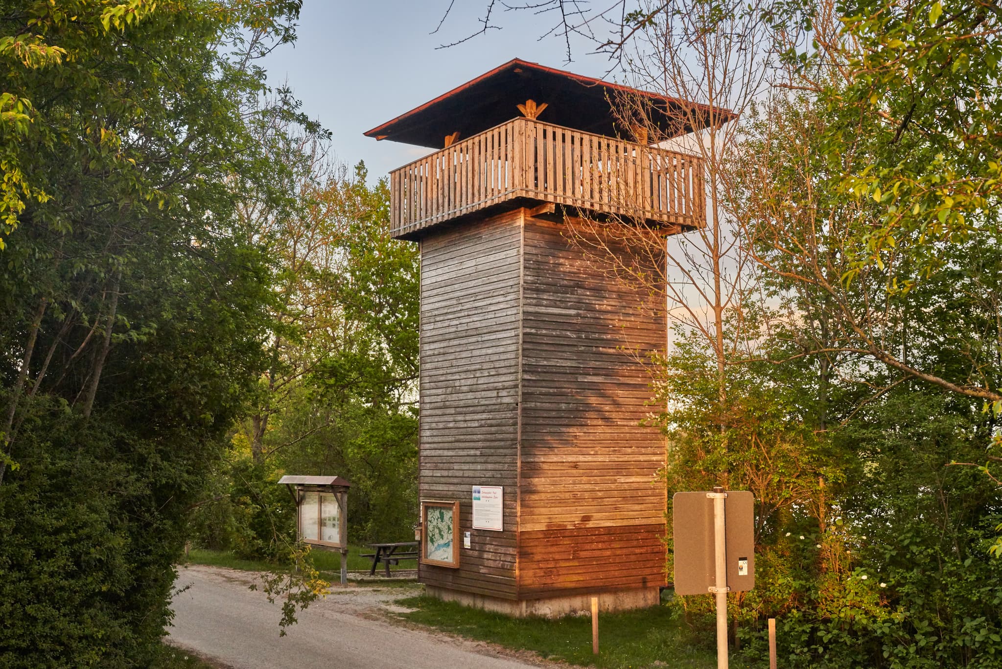 Holz-Aussichtsturm Vogelturm in Ering am Inn, Landkreis Rottal-Inn, Niederbayern (Regierungsbezirk), Region Inn-Salzach, Deutschland.