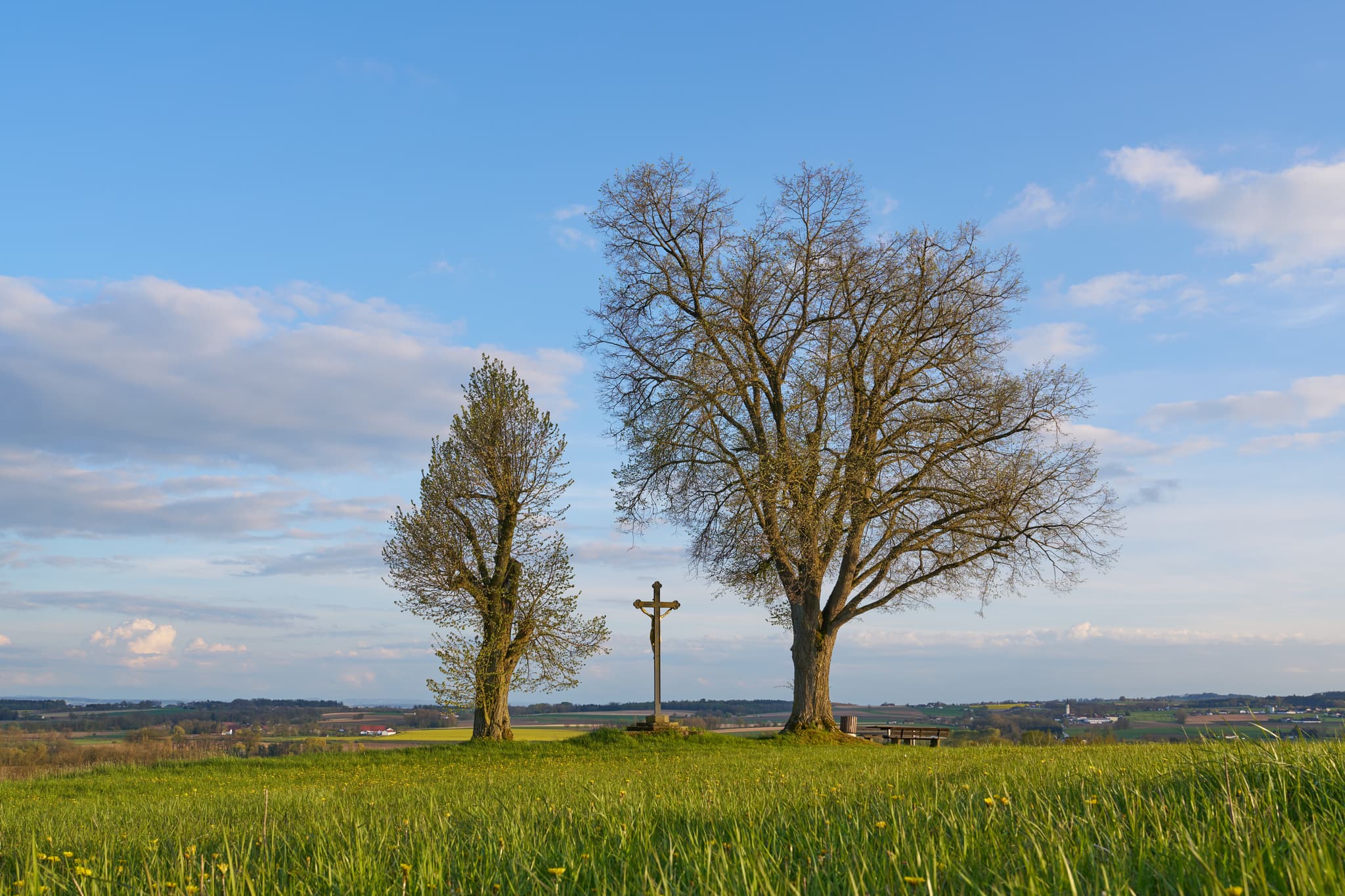 Feldkreuz in Karpfham, Bad Griesbach, Landkreis Passau, Niederbayern, Deutschland. Ein idyllischer Aussichtspunkt mit weitem Blick über die Landschaft.