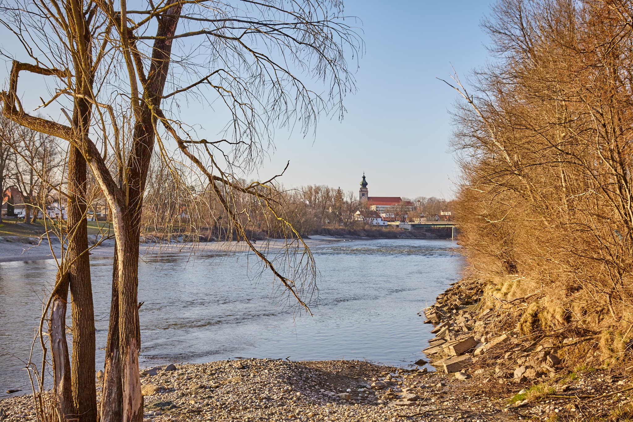 Blick auf die Inn Landschaft bei Mühldorf am Inn in Oberbayern, Deutschland. Das Sauloch bietet eine schöne Aussicht und den Startpunkt für Wanderer.