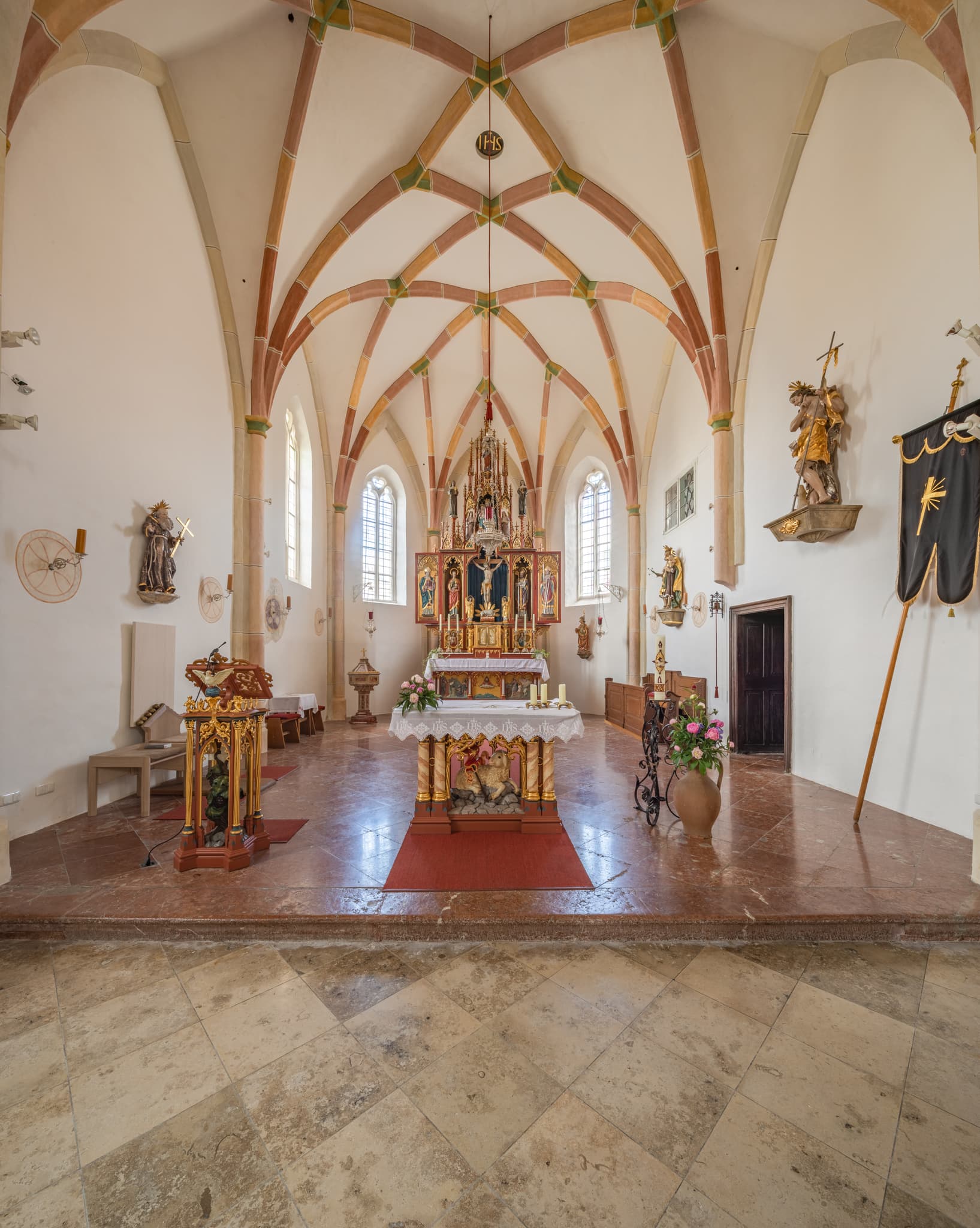 Die Kirche St. Johannes Evangelist und St. Ägidius befindet sich in Unterneukirchen, Landkreis Altötting, Oberbayern, in der Region Inn-Salzach, Deutschland.