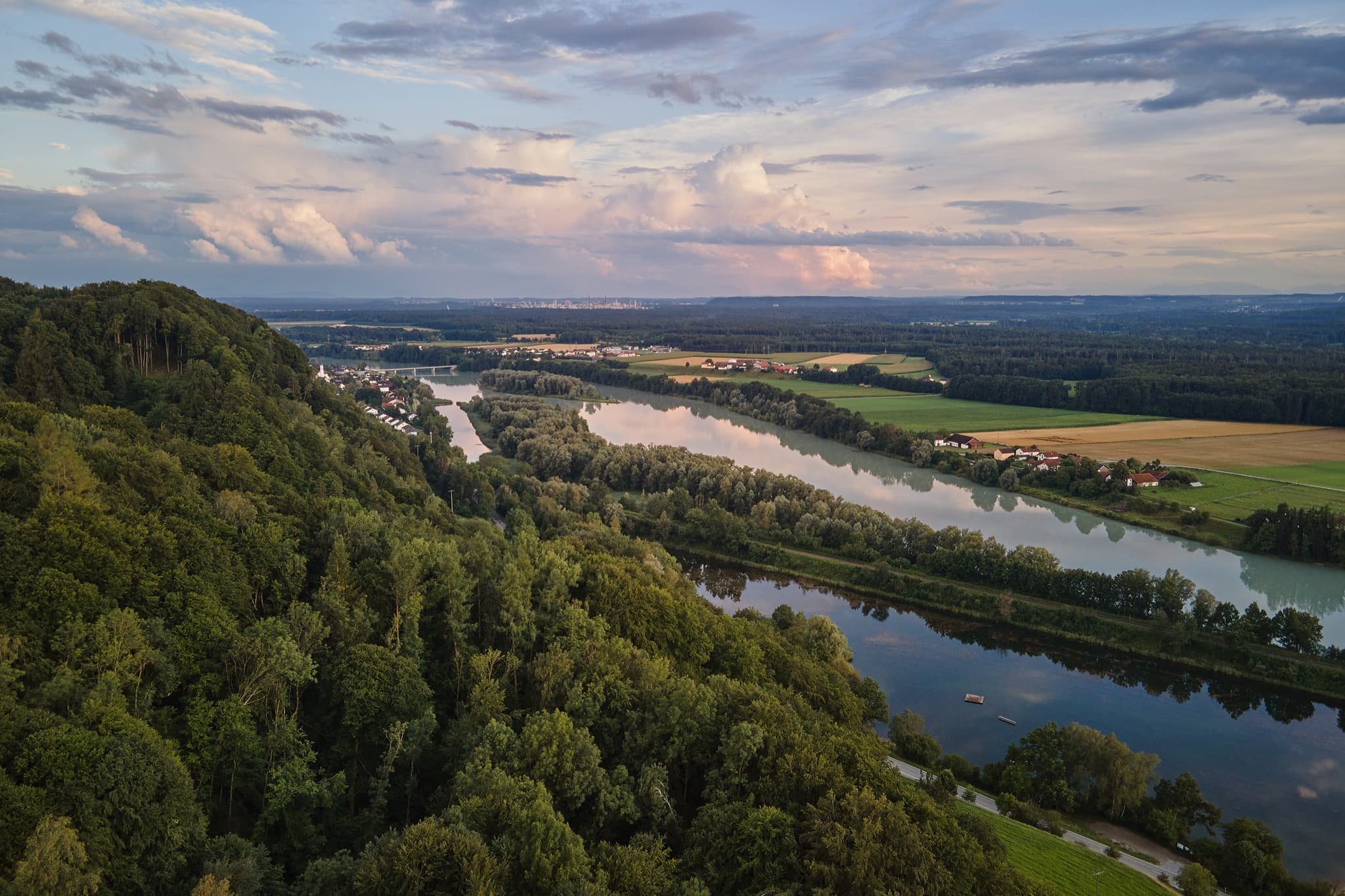 Gassen bei Marktl am Inn, Aussicht von der Dachlwand, Landkreis Altötting, Oberbayern, Panoramablick auf das Inntal. Erleben Sie die Schönheit der Natur.