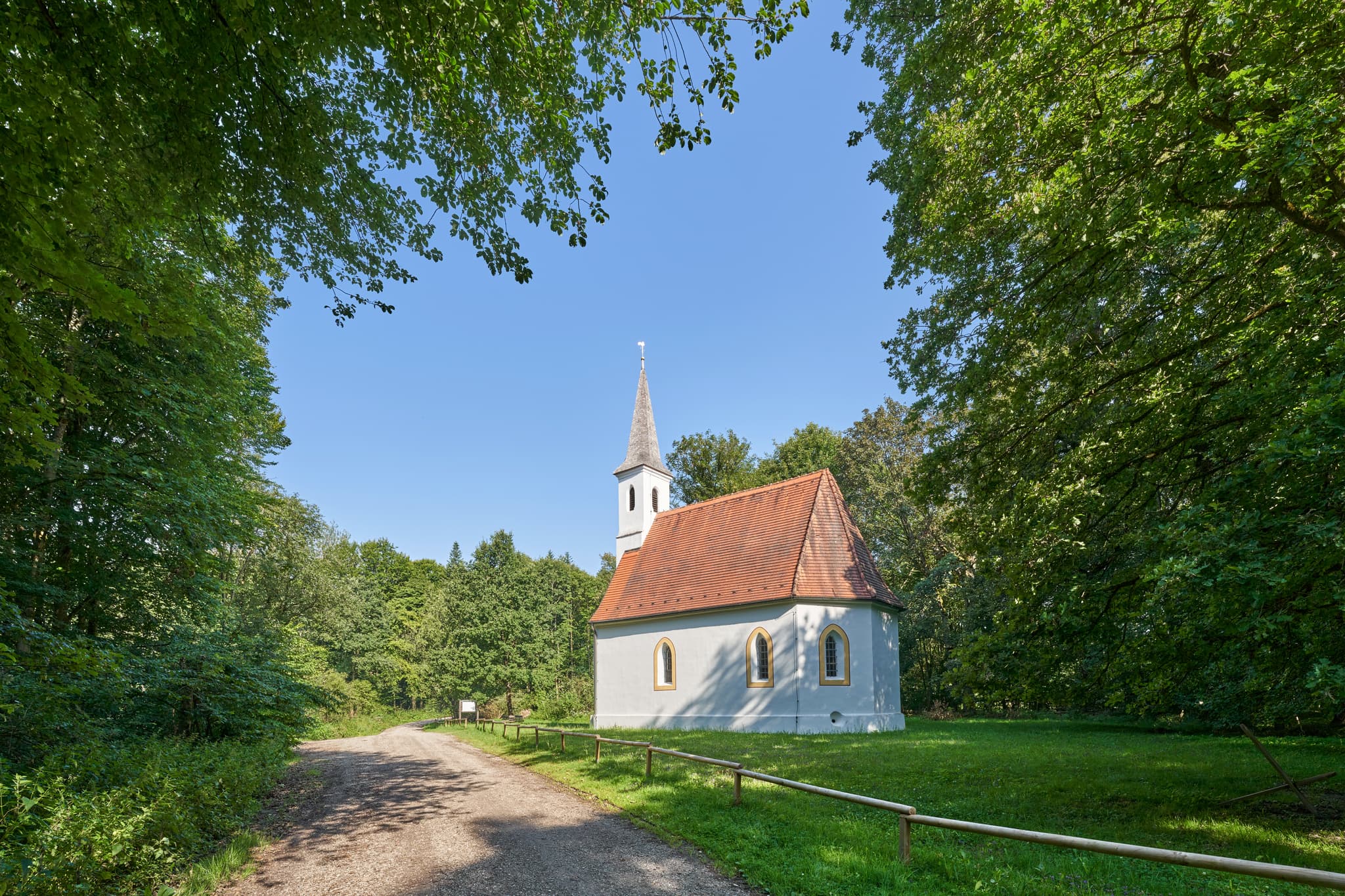 Die Kapelle Hampersberg in Erharting, Landkreis Mühldorf am Inn, Oberbayern. Region Inn-Salzach, Deutschland, umgeben von grüner Natur.