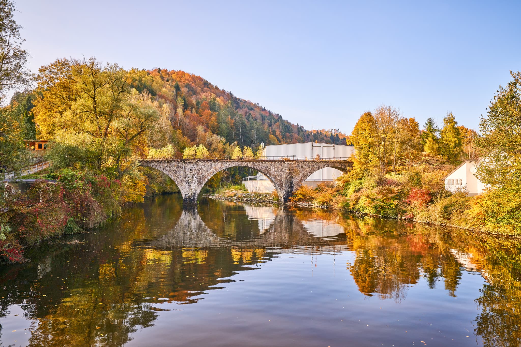 Alte Bahnbrücke bei Erlau, Ortsteil Obernzell, Landkreis Passau, Niederbayern. Steinbrücke in herbstlicher Flusslandschaft Bayerischer Wald Deutschland.
