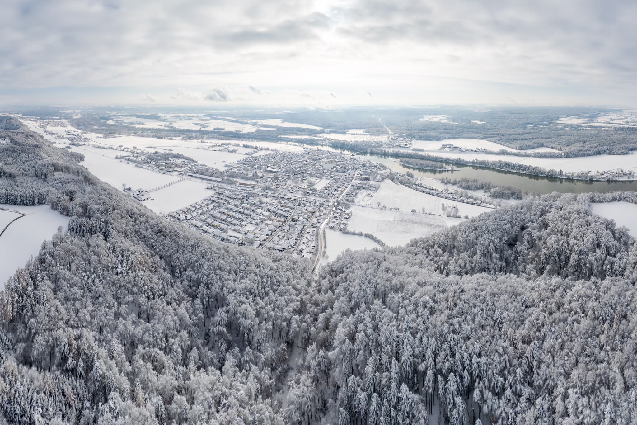 Winterlandschaft in Bruckberg nach Schneebruch. Luftaufnahme der Gemeinde Bruckberg im Landkreis Altötting, Oberbayern, Region Inn-Salzach, Deutschland.