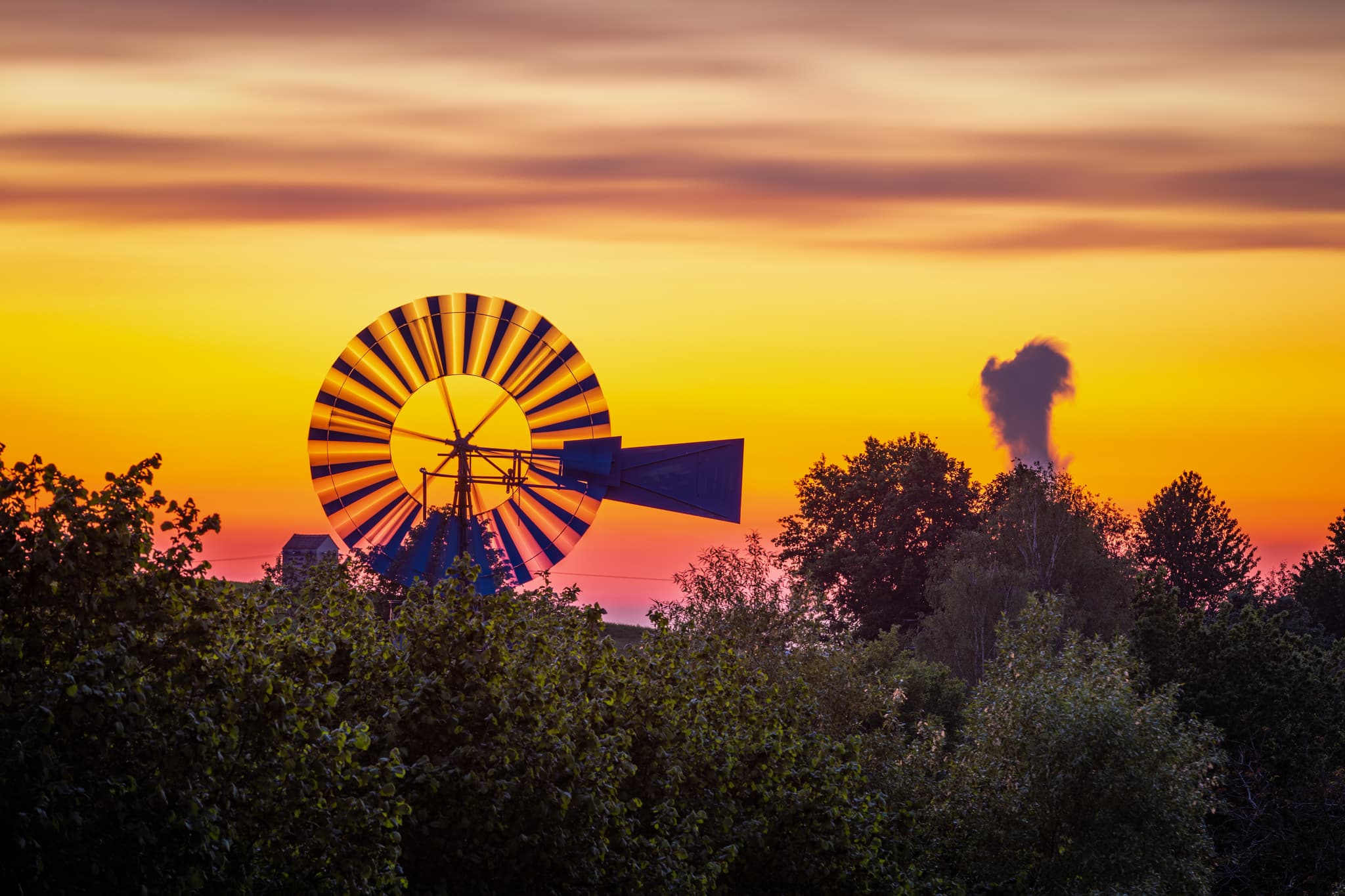 Windmühle im Sonnenaufgang bei Pleiskirchen, Pleiskirchen, Altötting, Oberbayern, Inn-Salzach, Deutschland. Landschaftliche Aufnahme mit Windrad