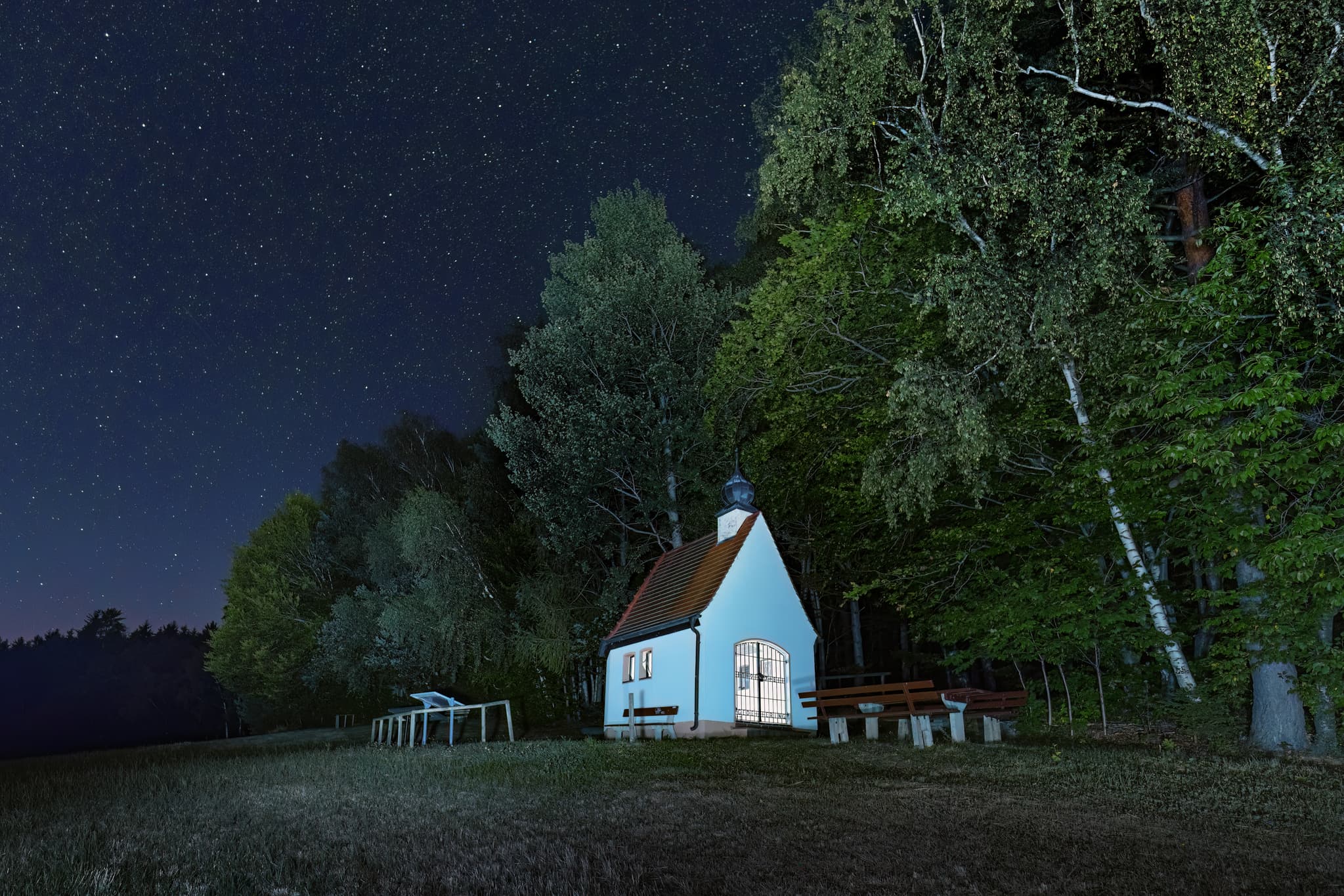 Nachtaufnahme der Bertenöder Kapelle bei Stubenberg im Landkreis Rottal-Inn, Niederbayern. Sternenhimmel im Holzland / Bäderdrieck, Bayern, Deutschland.