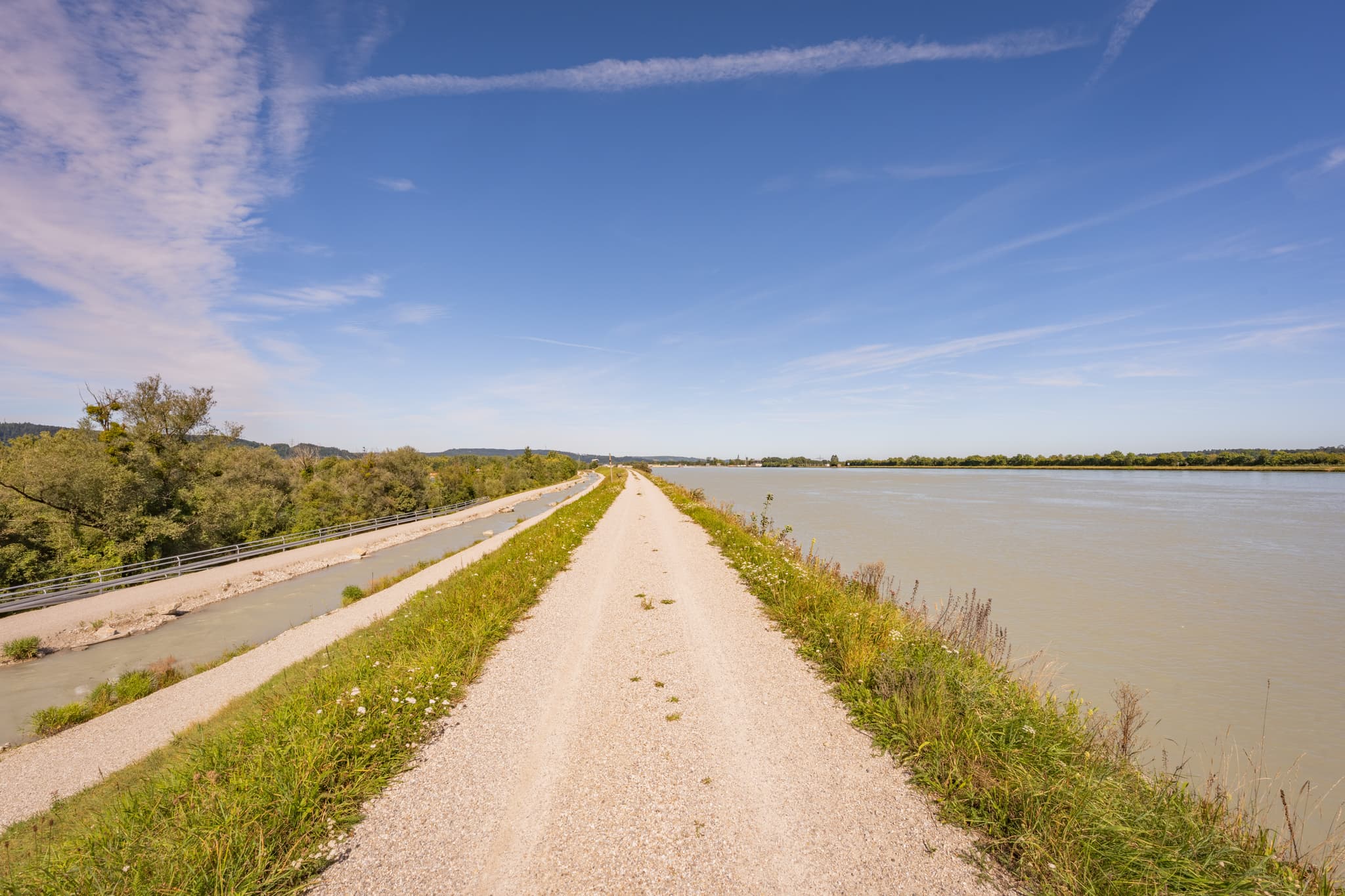 Blick auf die Fischwanderhilfe und den Inn-Radweg am Inn in Kirchdorf am Inn, Landkreis Rottal-Inn, Niederbayern, Deutschland, Bäderdreieck.