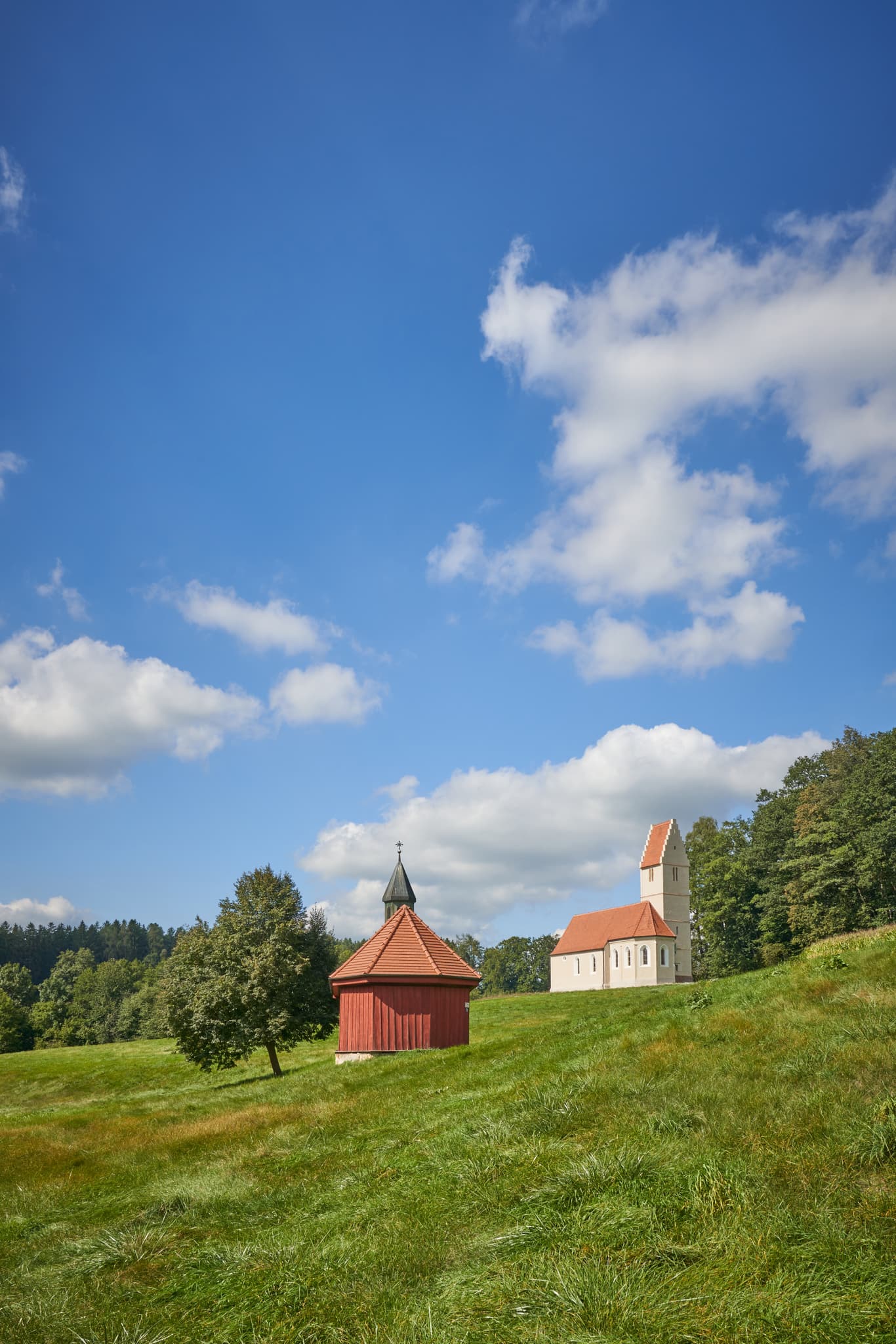 Sigrün Kirche und Corona Kapelle in Pleiskirchen, Altötting, Oberbayern, Inn-Salzach, Bayern, Deutschland. Historische Kirchengebäude in ländlicher Umgebung.
