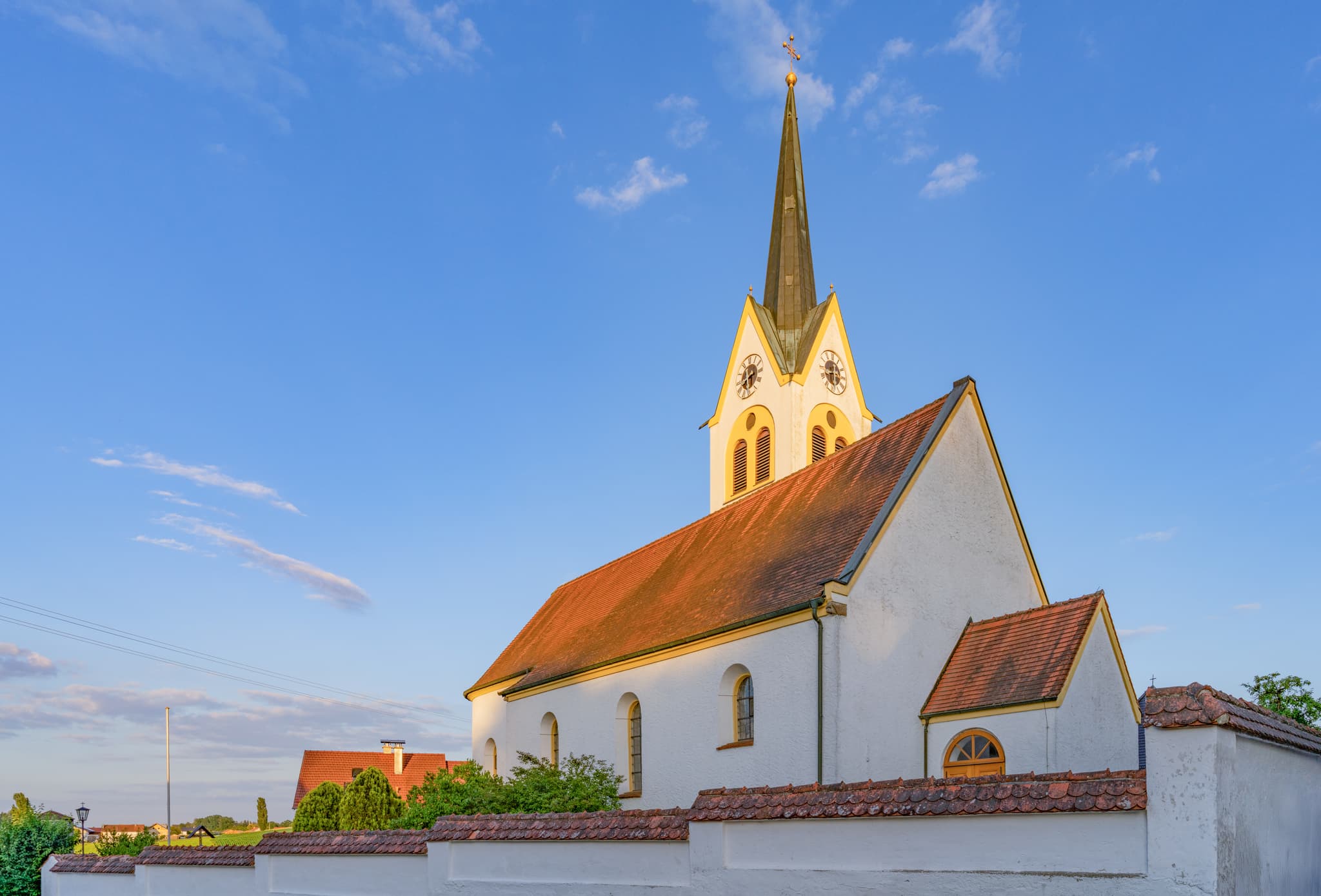 Pfarrkirche St. Ägidius in Roßbach, Mühldorf am Inn, Oberbayern. Historische Kirche in Inn-Salzach, Deutschland.
