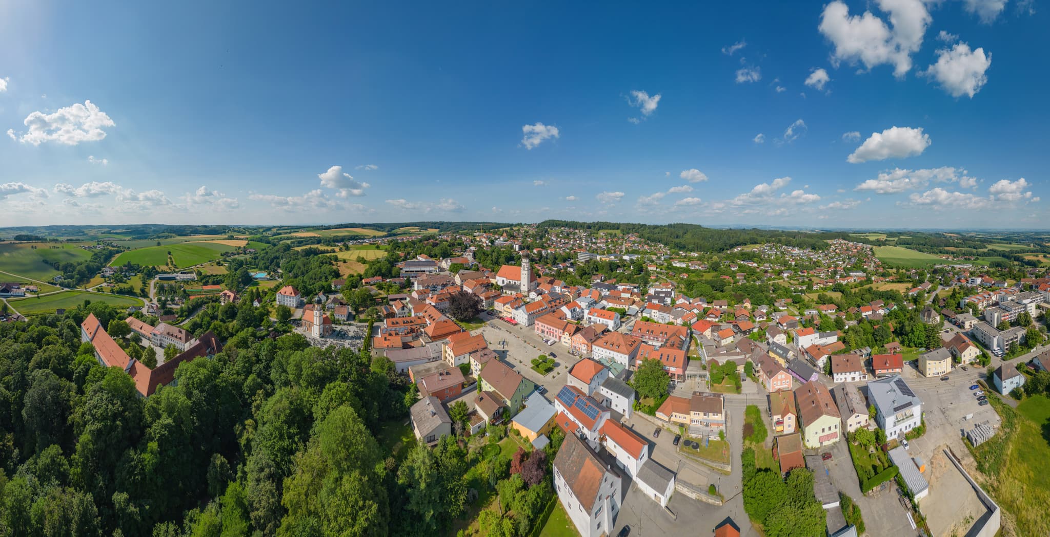 Luftaufnahme des Stadtplatzes mit Schloss in Bad Griesbach im Rottal, Landkreis Passau, Niederbayern.