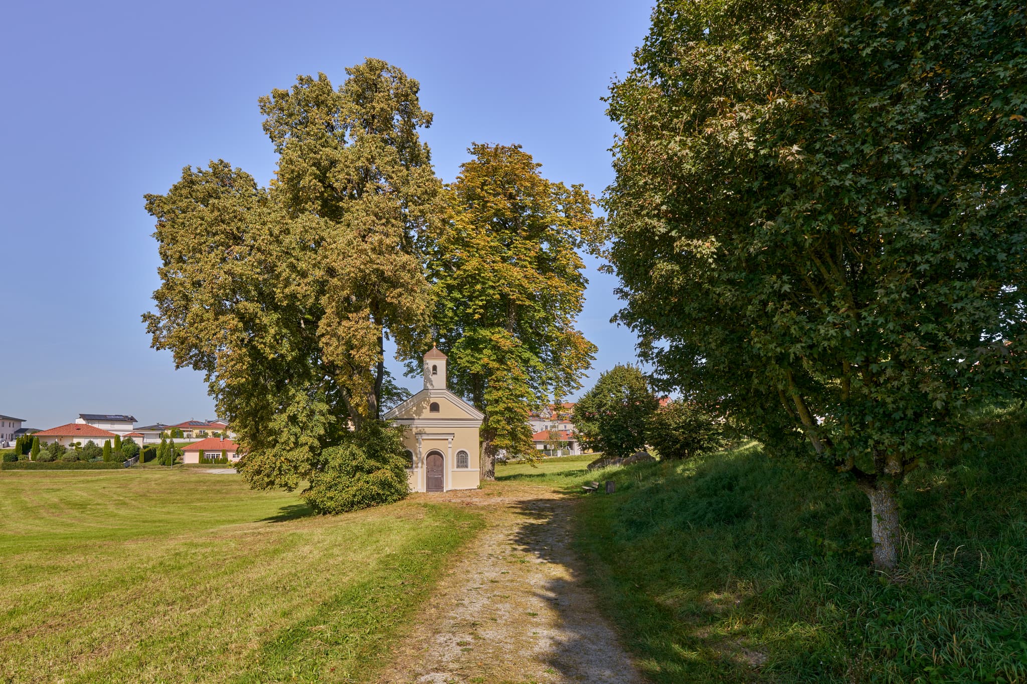 Die Stadt Bräukapelle in Bad Griesbach, Landkreis Passau, Niederbayern, im Bäderdreieck Deutschlands. Idyllische Kapelle umgeben von Bäumen.