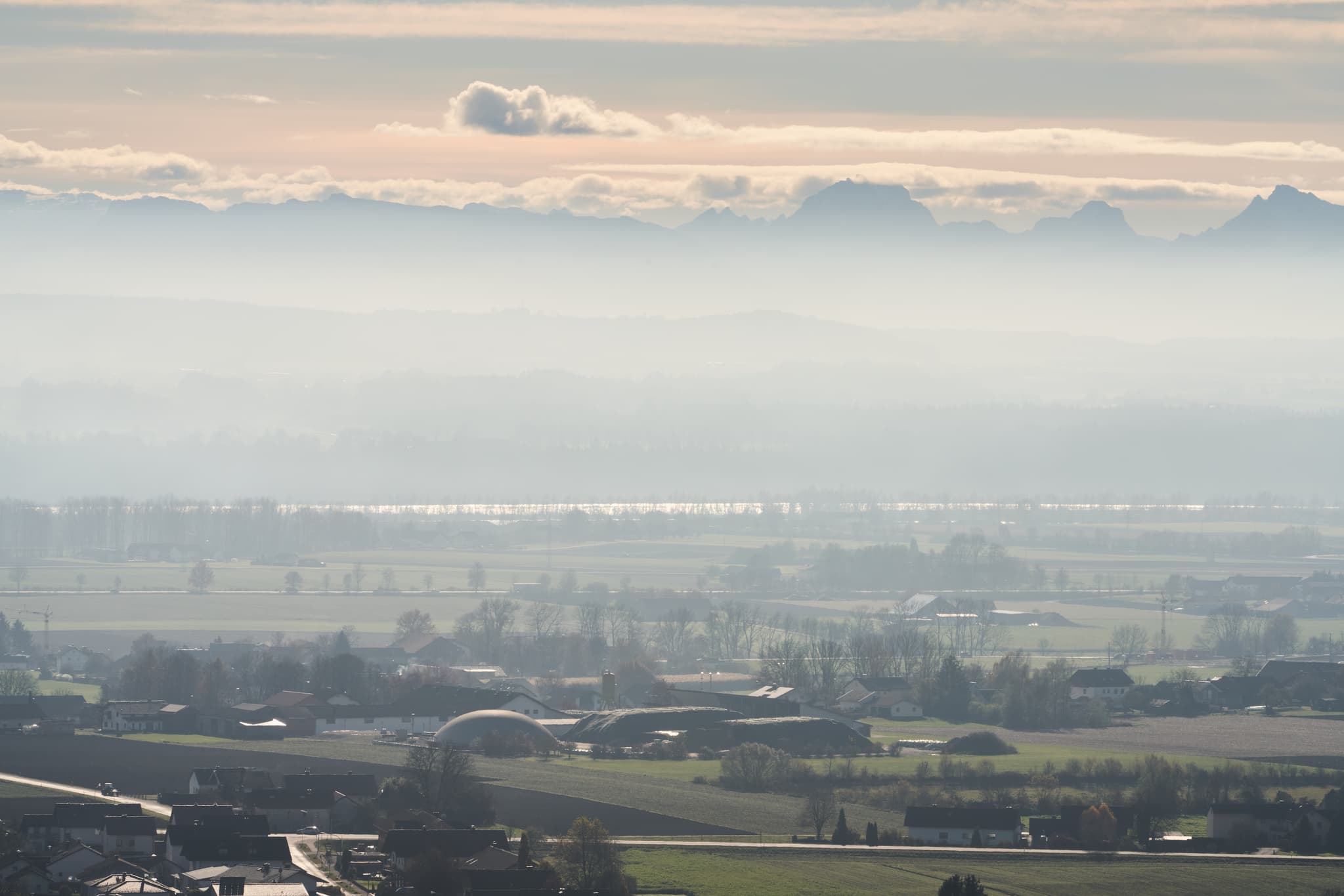 Herbstlandschaft vom Schlossberg bei Julbach, Rottal-Inn, Niederbayern, Holzland/Bäderdrieck, Bayern, Deutschland. Fernblick auf Wälder und Industriegebiet.