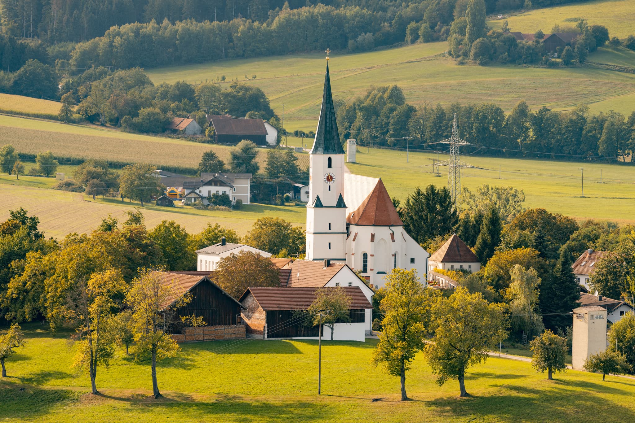 Kaltenöd Aussicht auf die Pfarrkirche Stubenberg St. Georg und Urban in der Gemeinde Stubenberg, Landkreis Rottal-Inn, Niederbayern, Deutschland, Holzland.