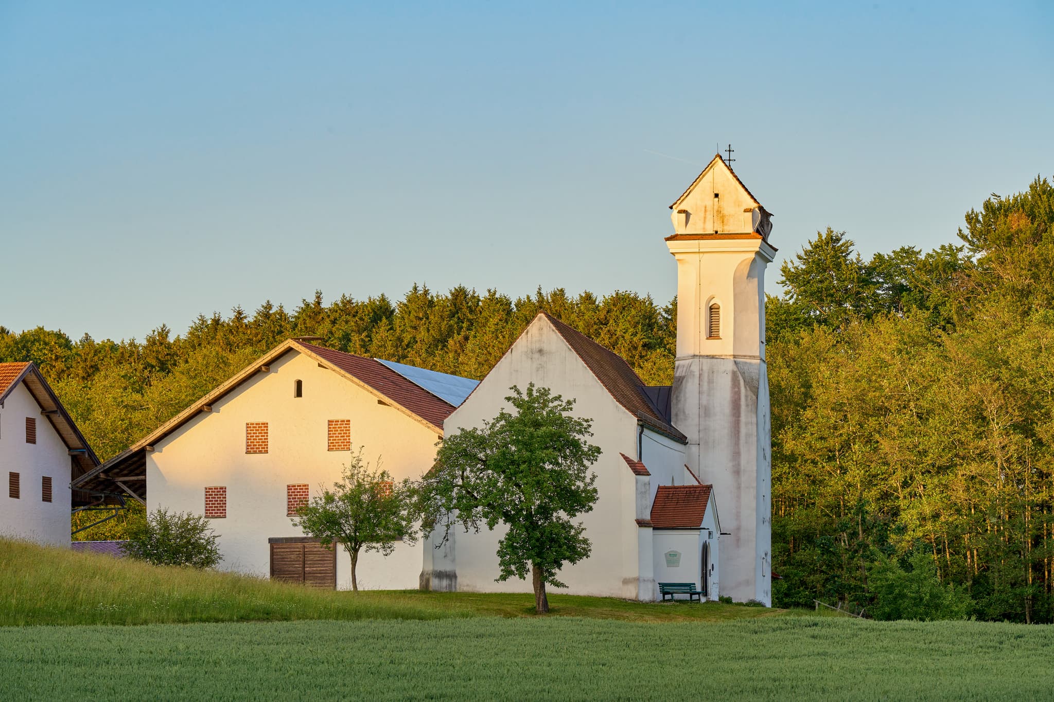Kirche und Gehöft in Birnbach, Ortsteil von Erlbach im Landkreis Altötting, Oberbayern, Deutschland, idyllische Landschaft der Inn-Salzach Region.