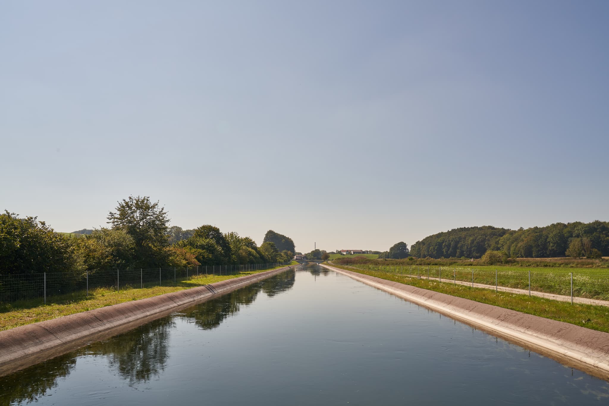 Alzkanal am Wolfgangweg in Mehring, Altötting, Oberbayern, Deutschland. Ruhiges Wasser, von Feldern und Bäumen gesäumt. Typische Inn-Salzach Naturlandschaft.