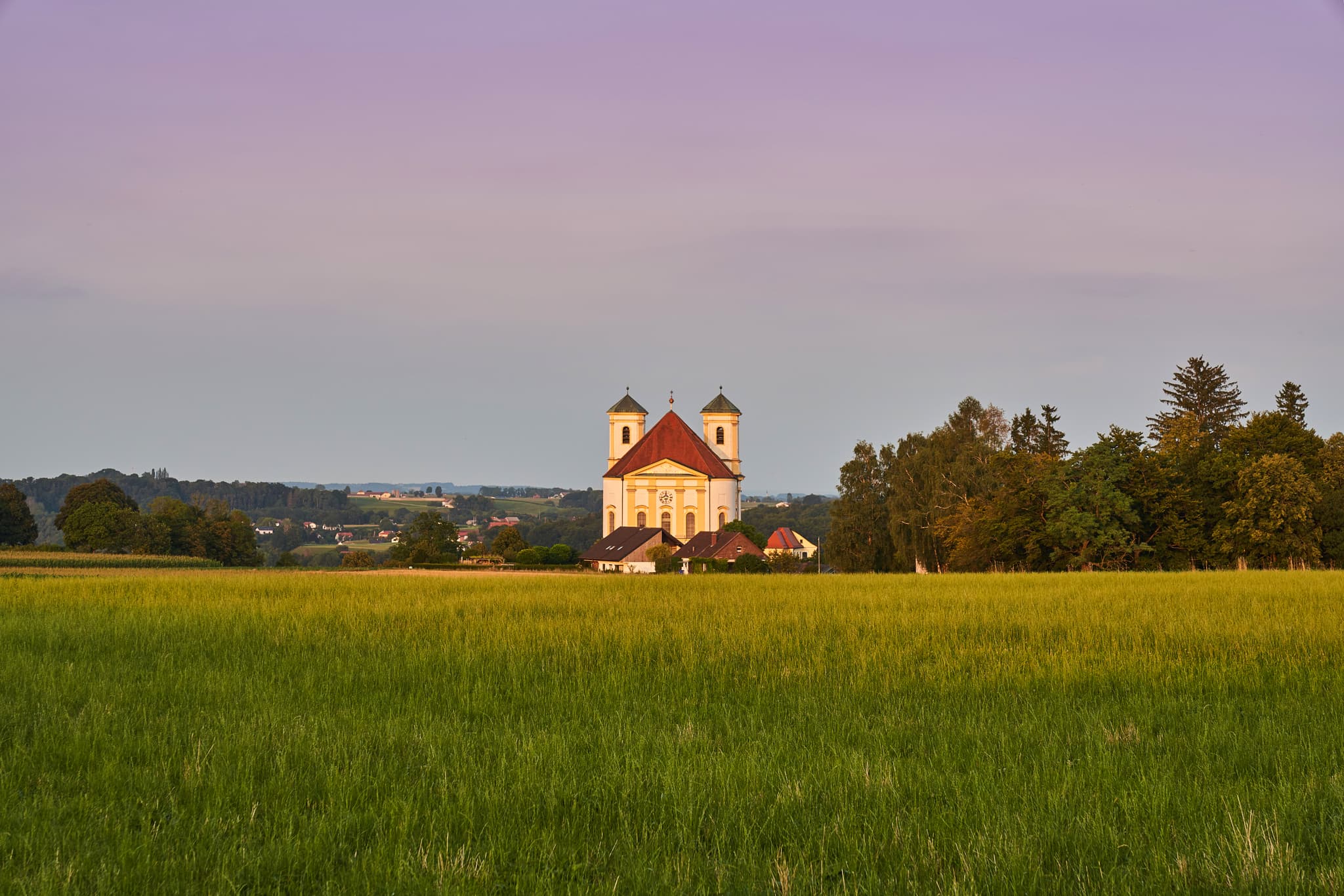 Die Wallfahrtskirche Marienberg bei Burghausen, idyllisch umgeben von Feldern in der ländlichen Landschaft des Landkreises Altötting, Oberbayern.