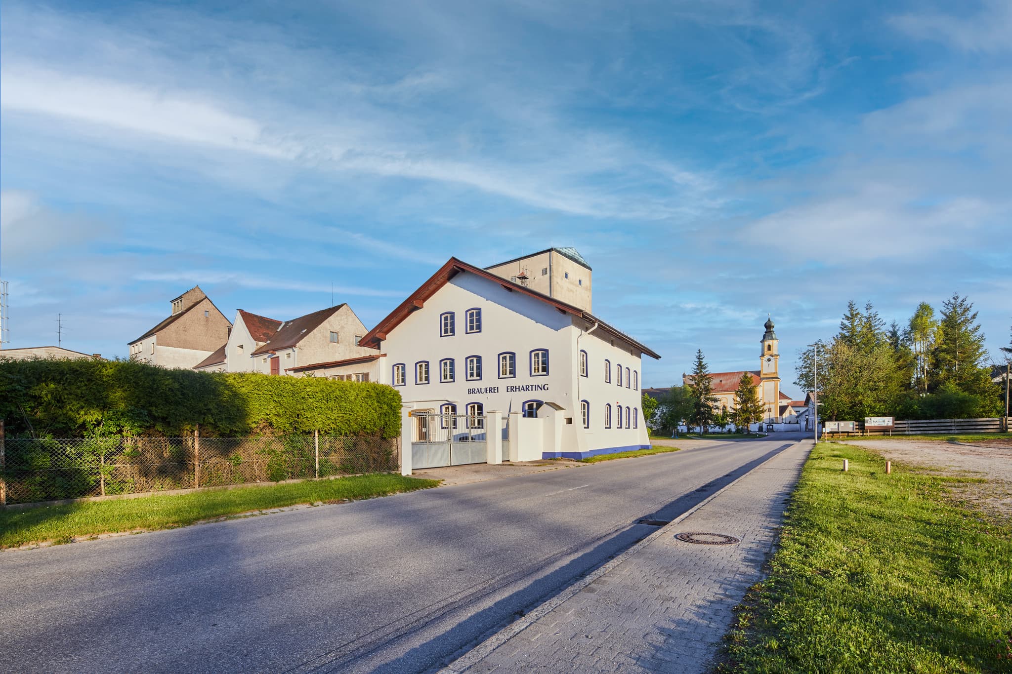 Historische Ortsansicht der Brauerei Erharting und Kirche in Erharting, Landkreis Mühldorf am Inn, Oberbayern, Region Inn-Salzach, Deutschland.