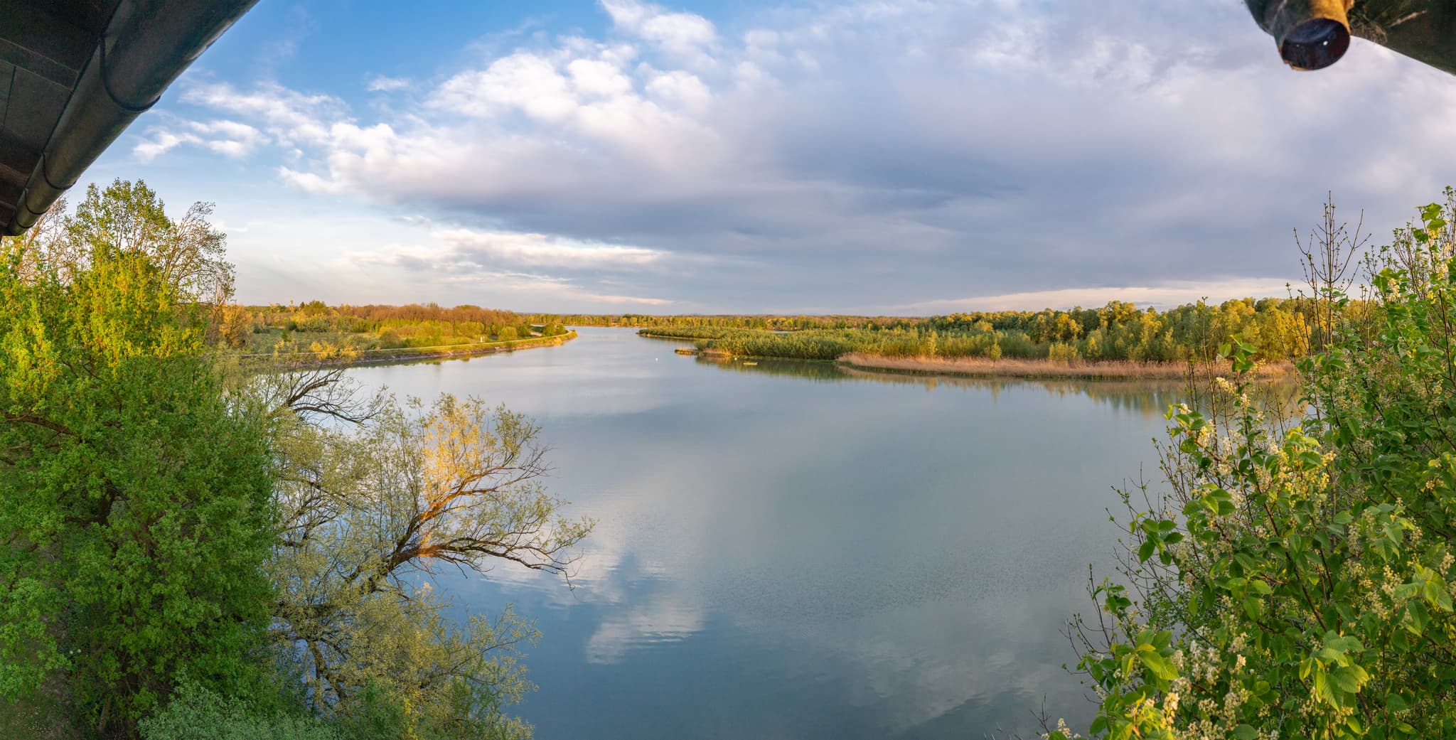 Panoramablick vom Aussichtsturm auf die Flusslandschaft am Unteren Inn. Das Bild zeigt Ering am Inn im Landkreis Rottal-Inn, Niederbayern, Deutschland.