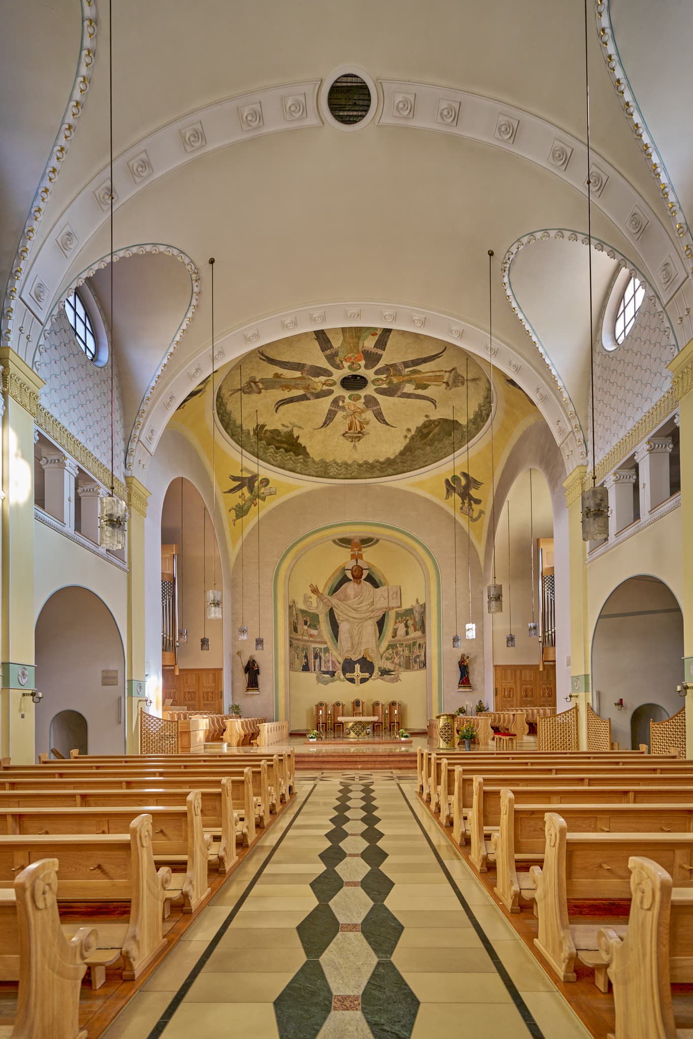Kirche der Abtei Kloster in Schweiklberg bei Vislhofen, Landkreis Passau, Niederbayern. Architektur mit Altarraum und Bänken im Bayerischen Wald, Deutschland.