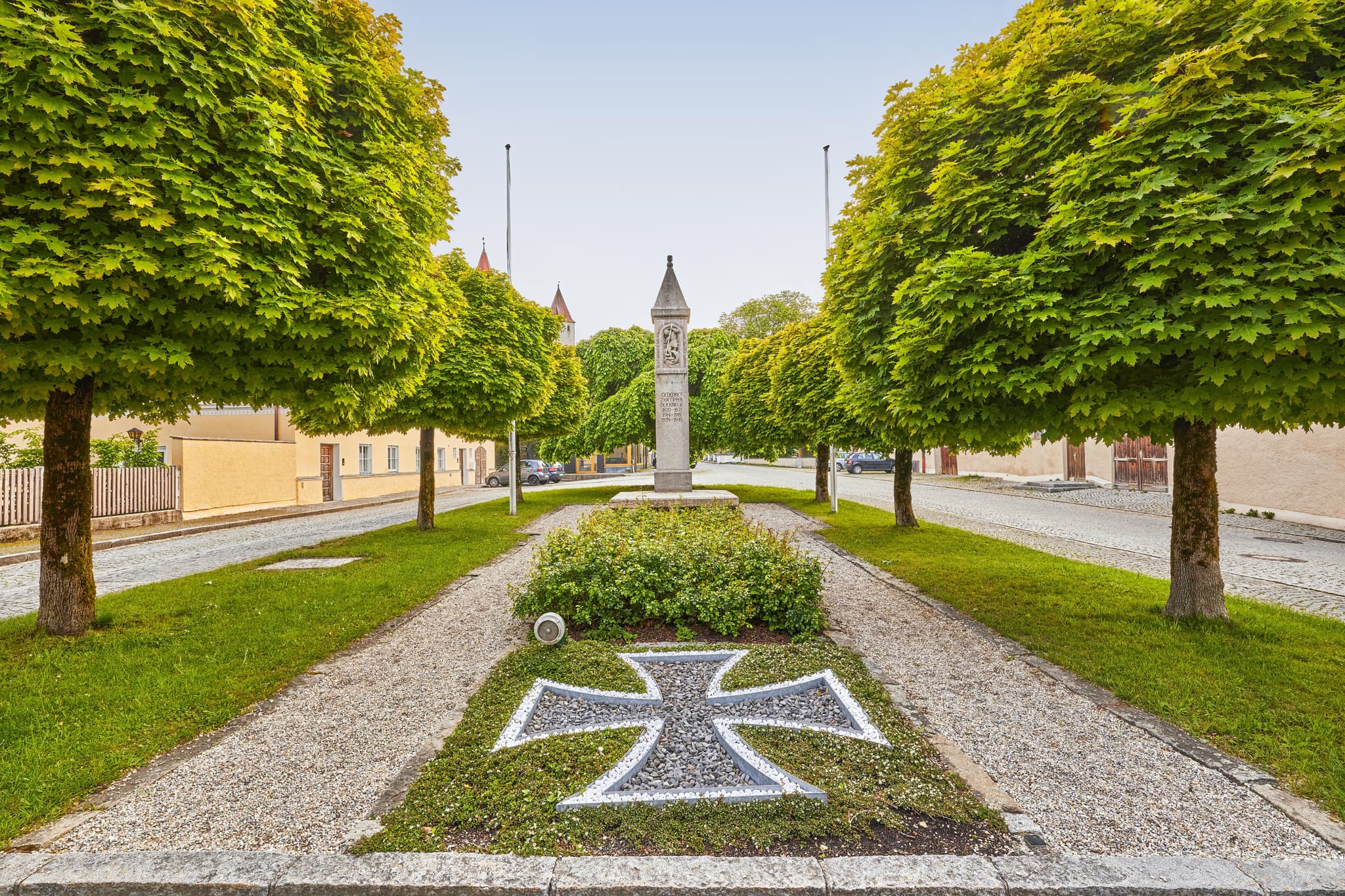 Ein Kriegerdenkmal mit Eisernem Kreuz und Baumallee in Haag, Mühldorf am Inn. Es liegt in Oberbayern, Deutschland, Teil der Region Inn-Salzach.