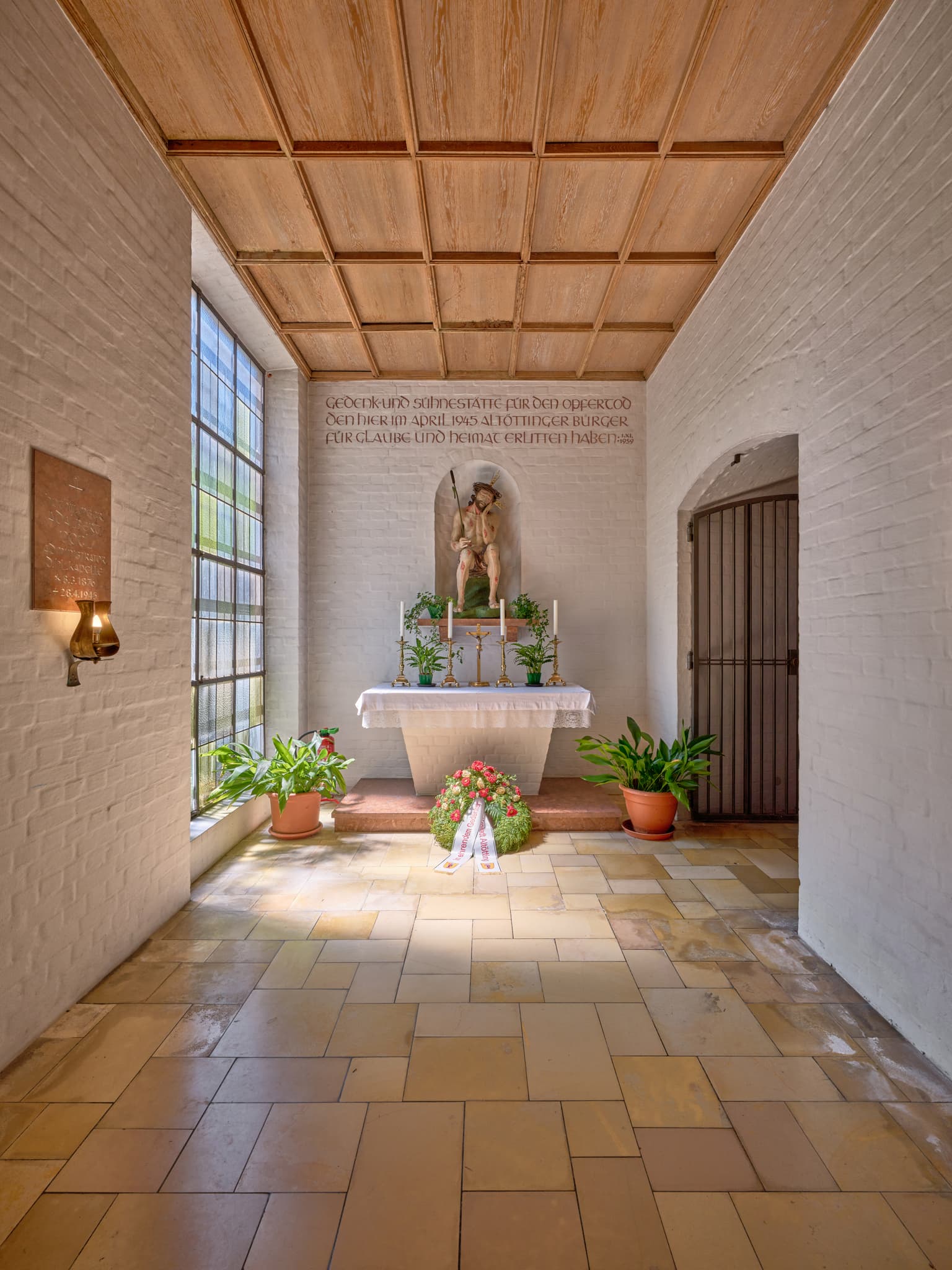 Kreuzgang, Kapellplatz Stiftskirche Altötting. Altar mit Statue, Kerzen und Fenster. Landkreis Altötting, Oberbayern, Inn-Salzach, Deutschland.