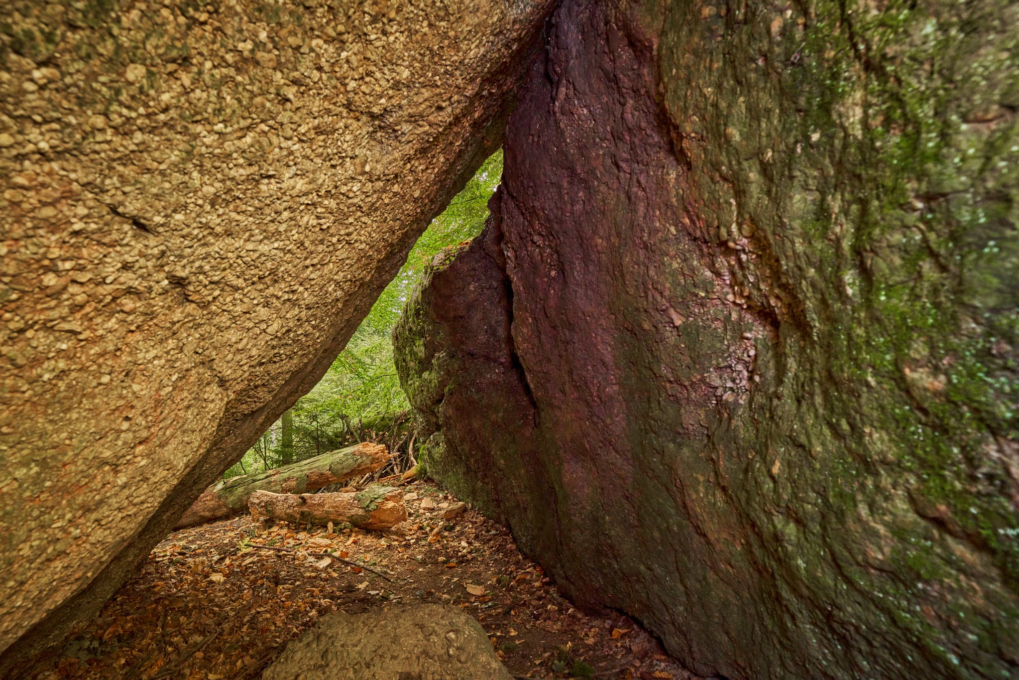 Felsmalereien am Teufelsstein in Bad Griesbach, Landkreis Passau, Niederbayern, Bayern, Deutschland. Das Bild zeigt Details der Felsstrukturen mit Farbreste.