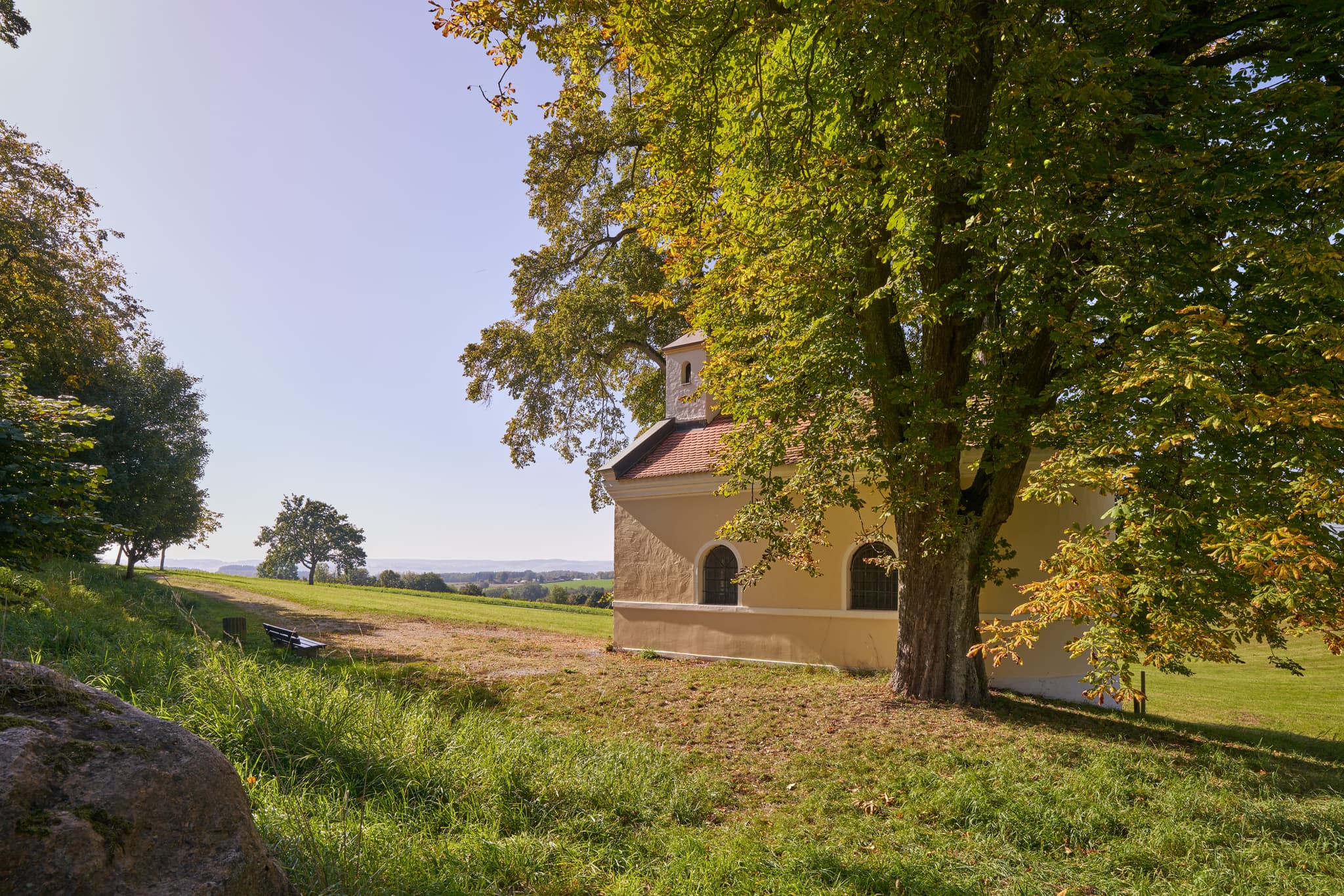Die Stadt Bräukapelle in Bad Griesbach, Landkreis Passau, Niederbayern, im Bäderdreieck Deutschlands. Idyllische Kapelle umgeben von Bäumen.