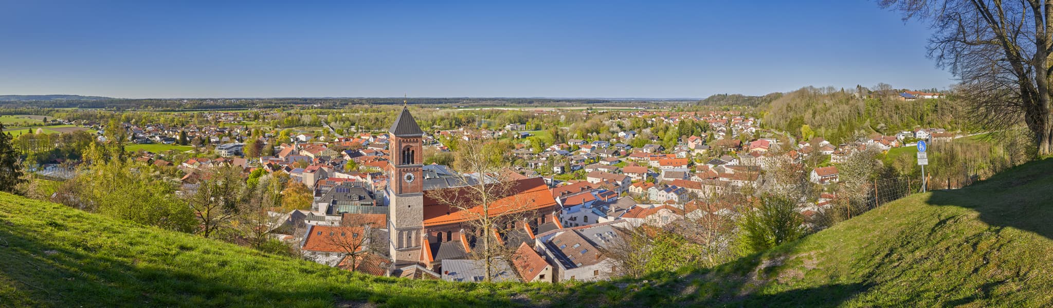 Panorama-Blick vom Schlossberg auf Kraiburg am Inn, Landkreis Mühldorf am Inn, Oberbayern, Deutschland, Inn-Salzach Region.