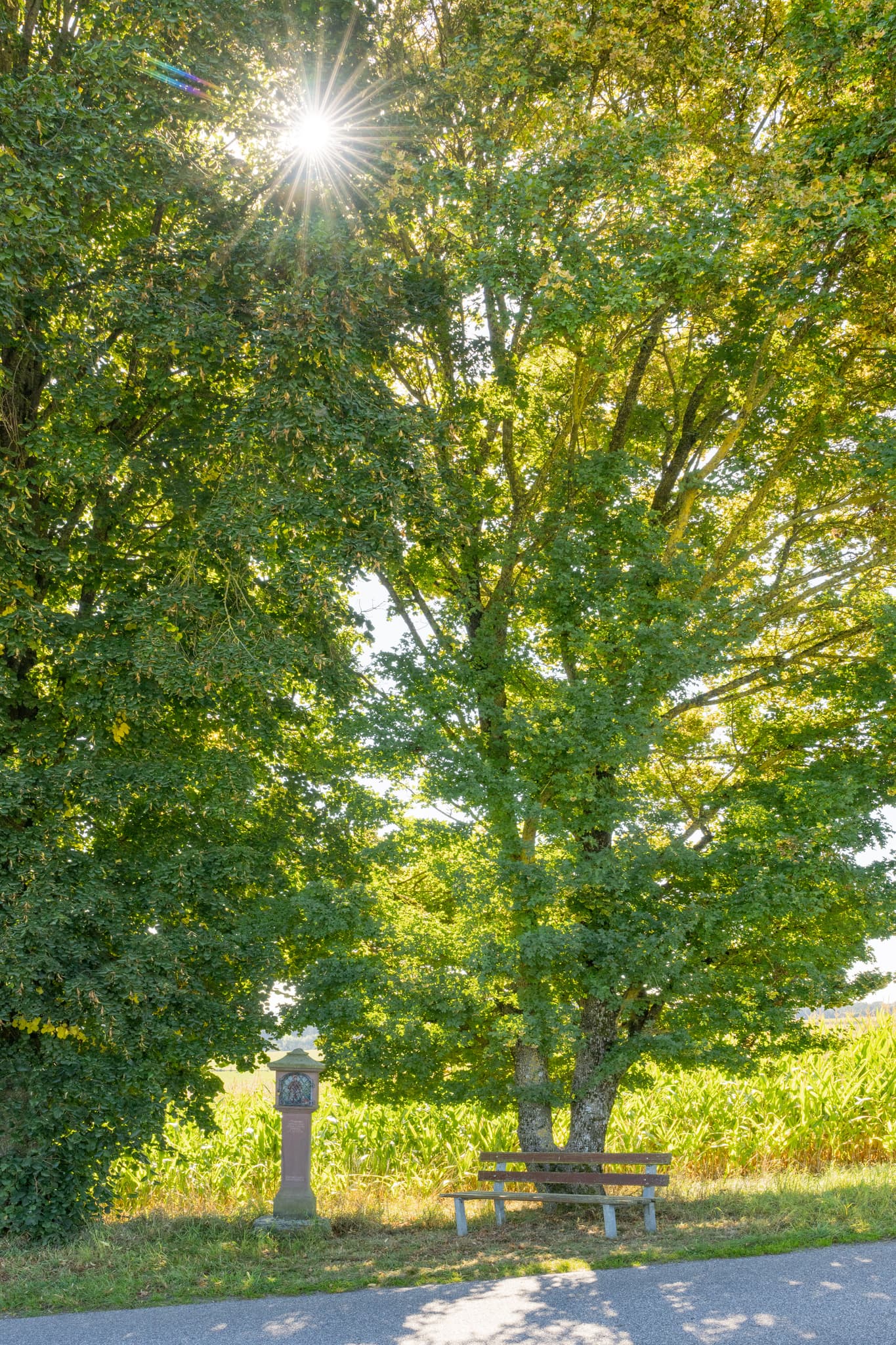 Bildstock Schloßbergstraße nach Guteneck, Johanniskirchen, Rottal-Inn, Niederbayern. Bildstock mit Sitzbank und Aussicht ins Sulzbachtal, Bayerischer Wald.